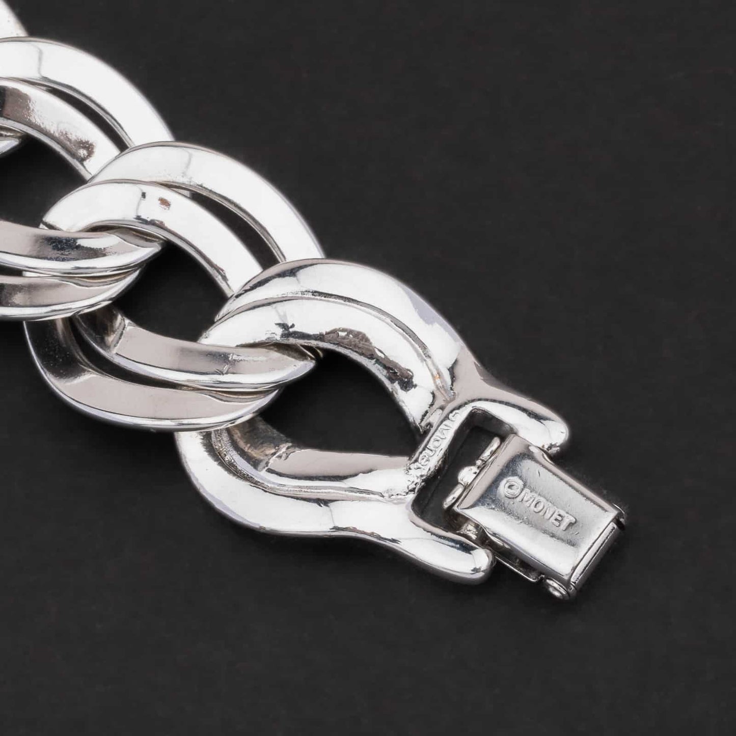 Monet-silberfarbenes-Kettenglieder-Armband-Signatur