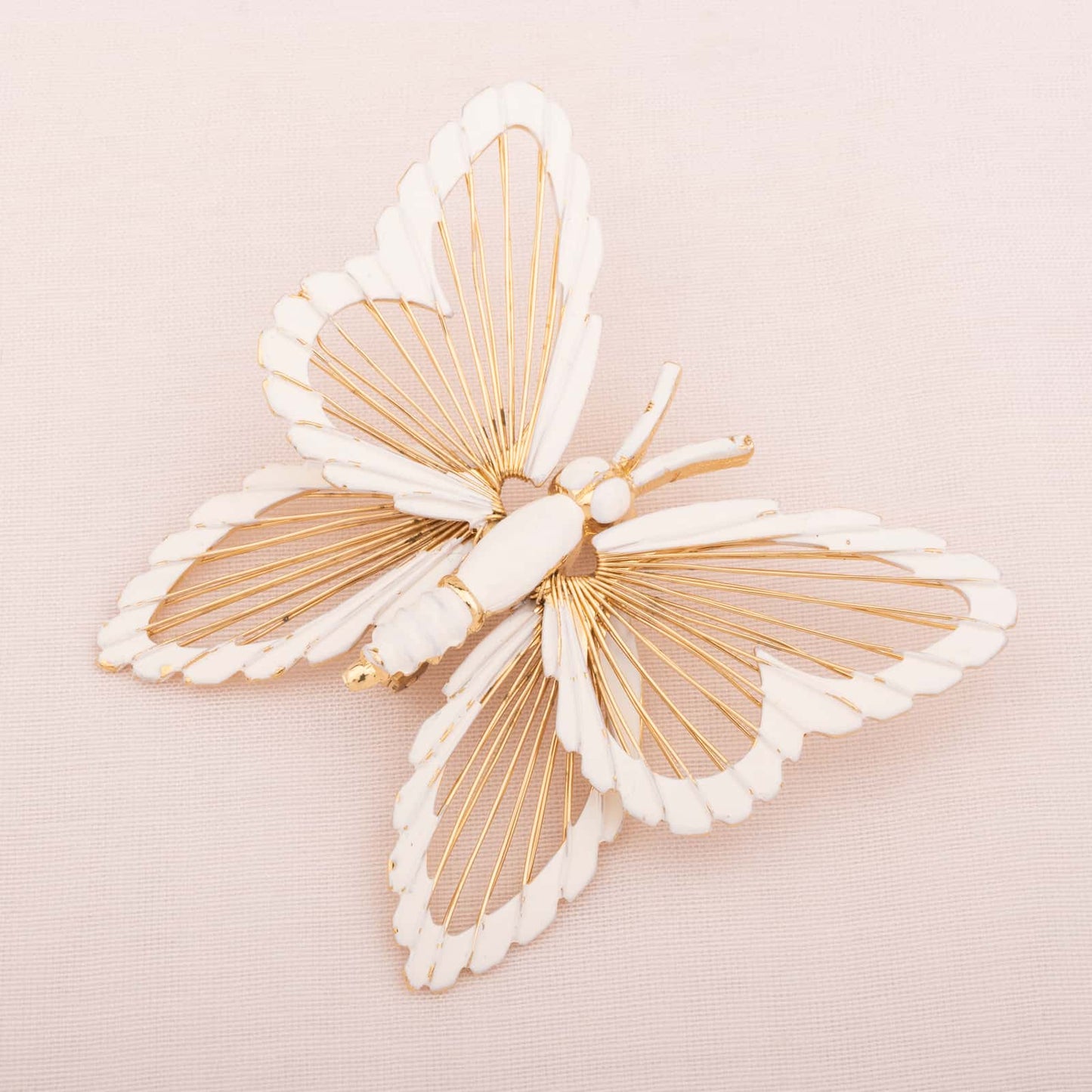 Monet-Schmetterling-Brosche-weiß-emailliert