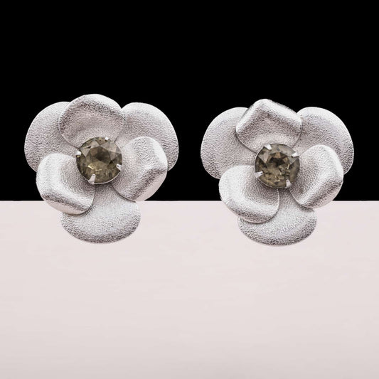 Sarah-Coventry-silberfarbene-Blumen-Ohrclips-mit-grauem-Strass