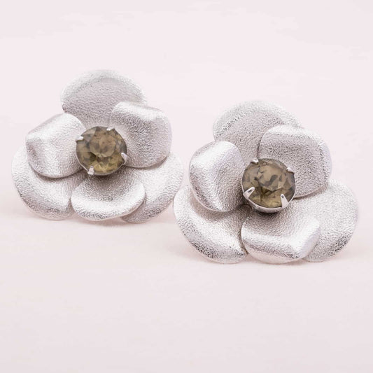 Sarah-Coventry-silberfarbene-Blumen-Ohrclips-mit-grauem-Strass