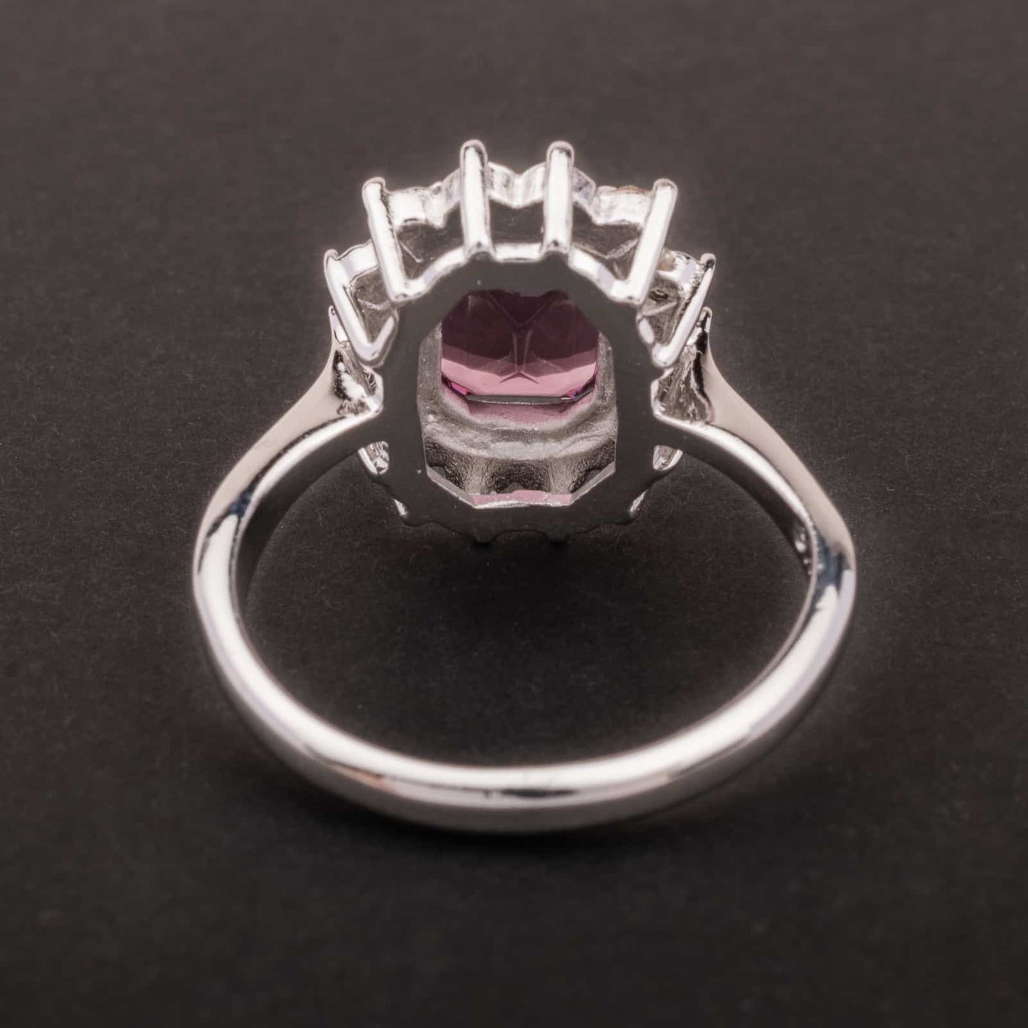 Sarah-Coventry-Ring-mit-eckigem-lila-Kristall