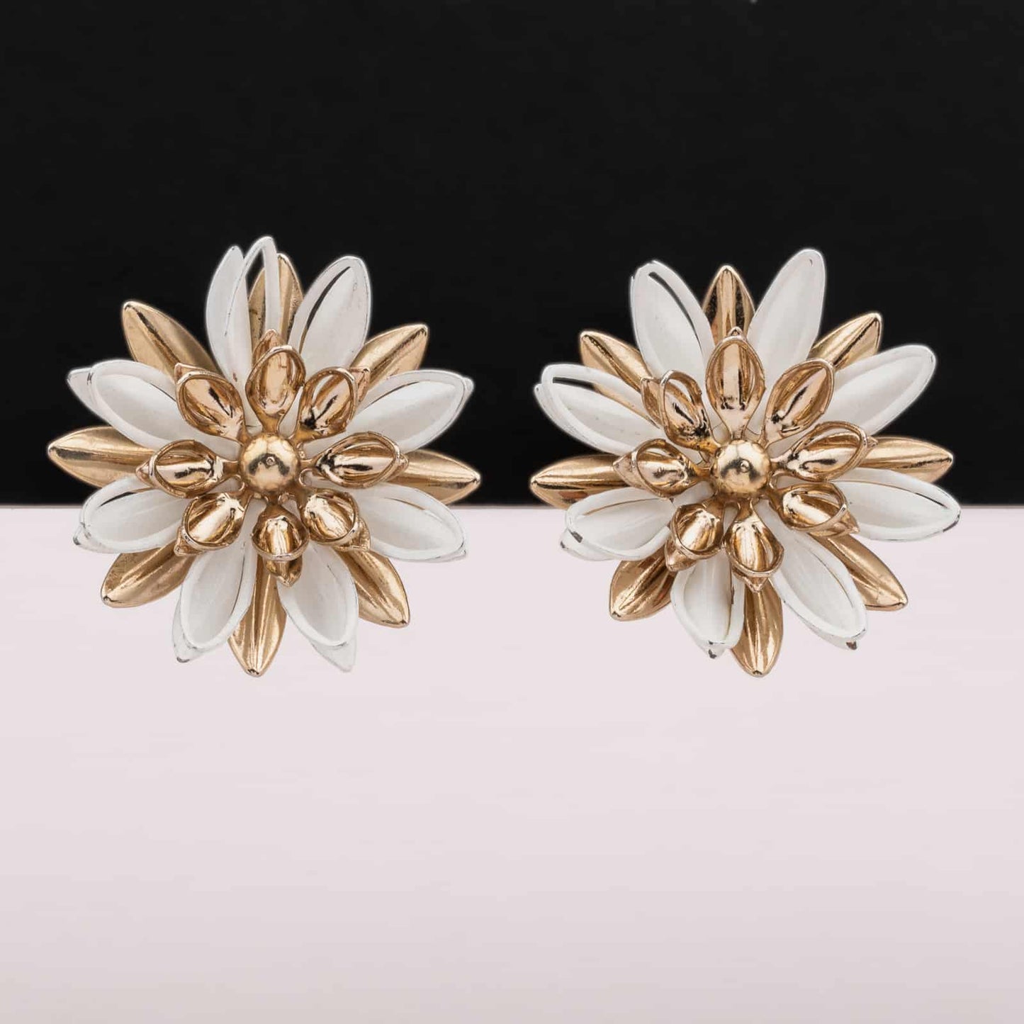 Sarah-Coventry-Water-Lily-Blumen-Ohrclips-goldfarben-und-weiß
