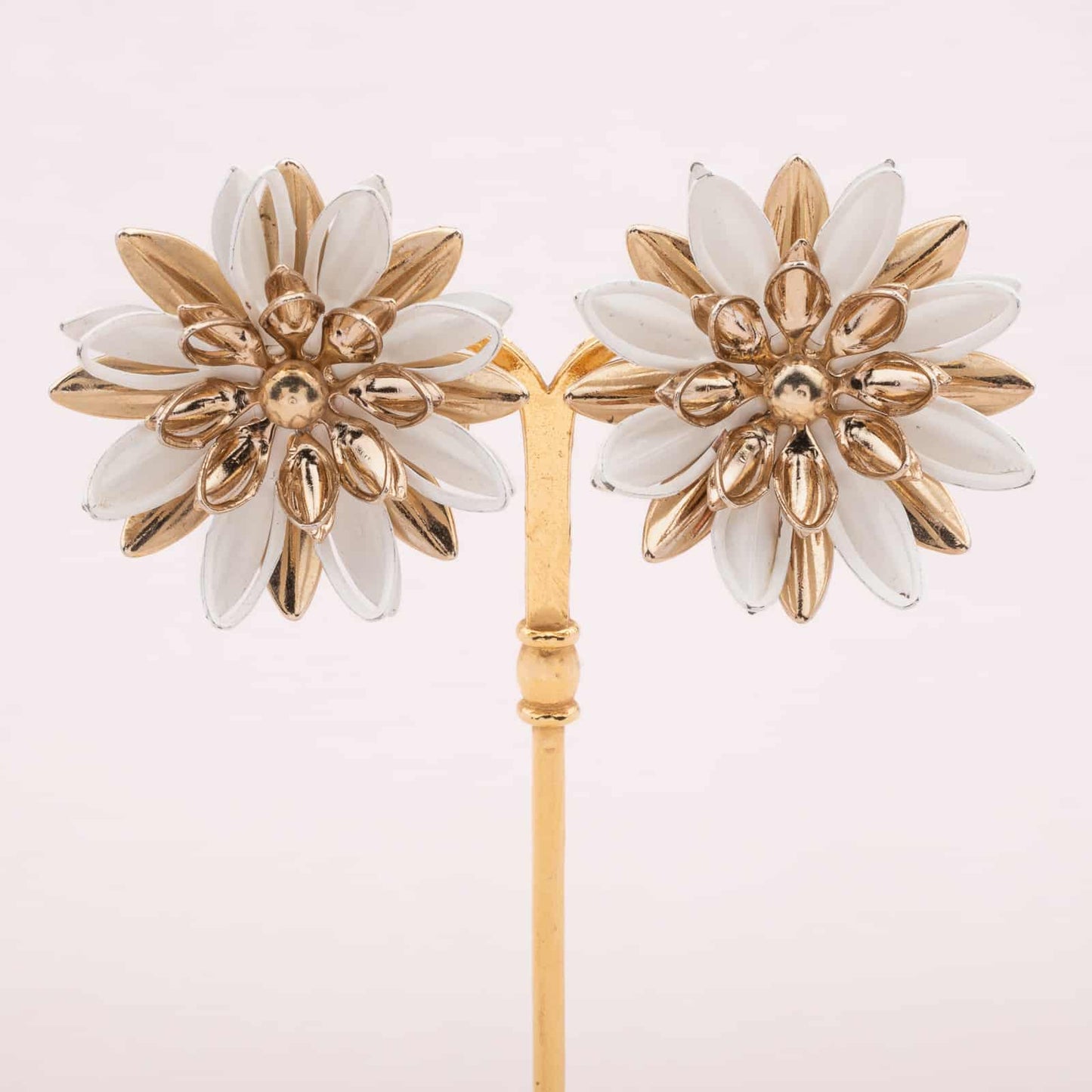 Sarah-Coventry-Water-Lily-Blumen-Ohrclips-goldfarben-und-weiß
