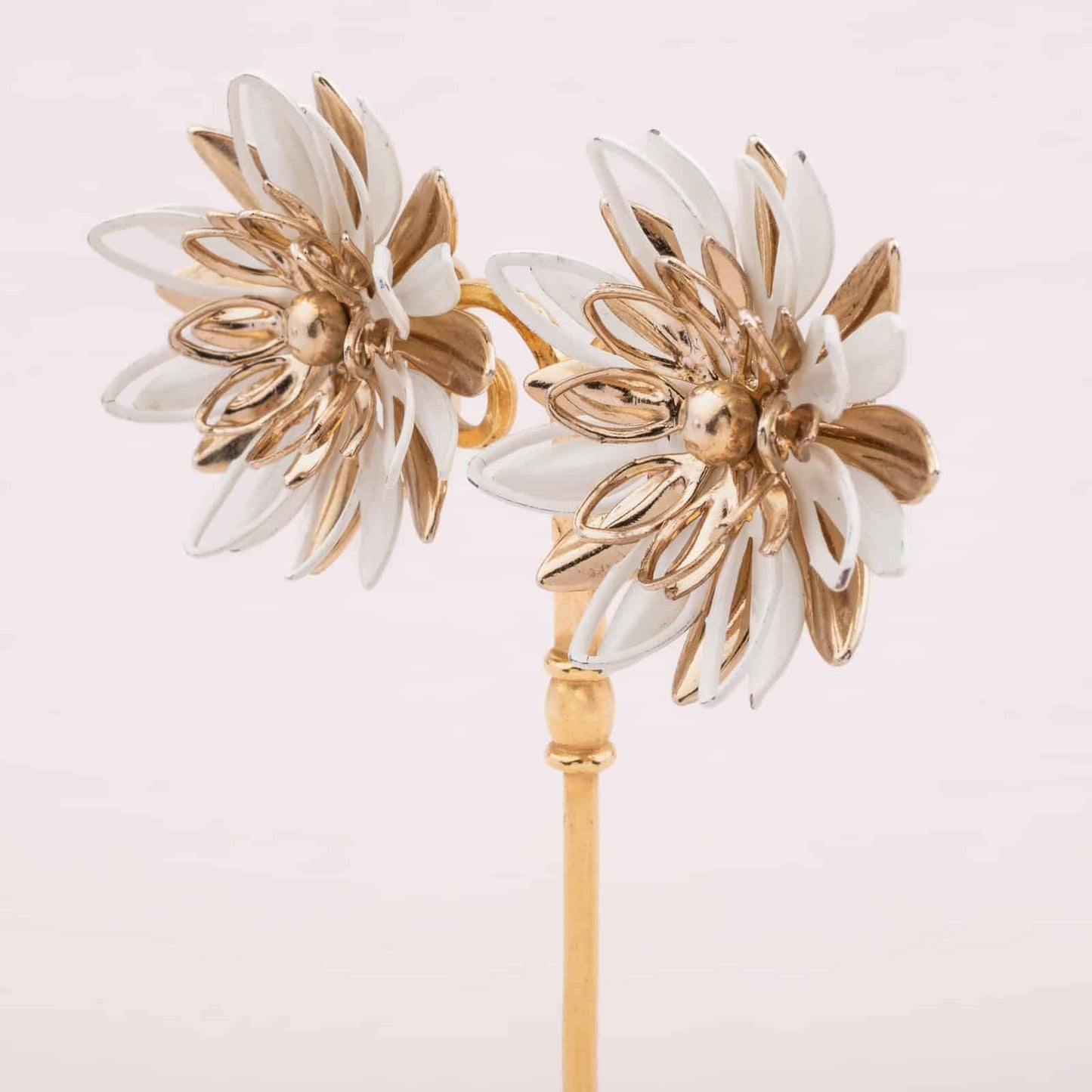 Sarah-Coventry-Water-Lily-Blumen-Ohrclips-goldfarben-und-weiß