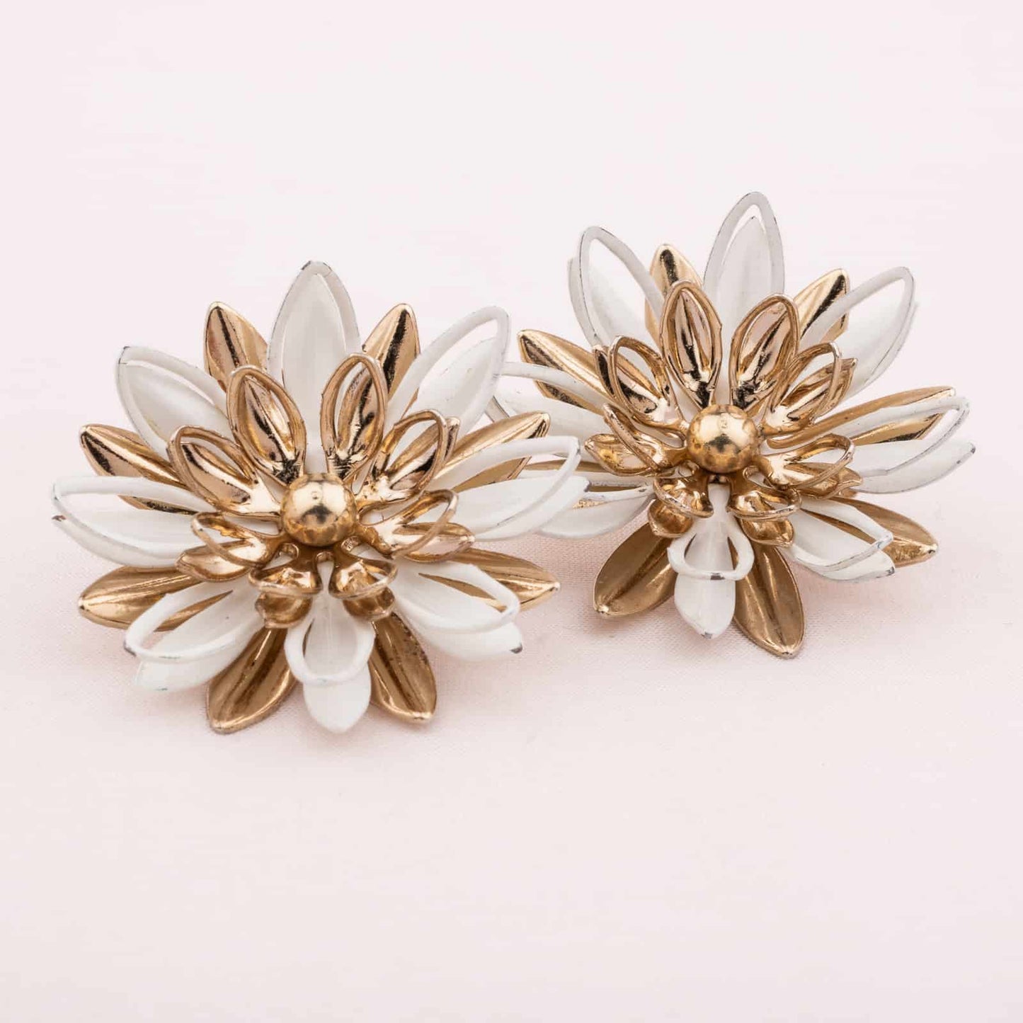 Sarah-Coventry-Water-Lily-Blumen-Ohrclips-goldfarben-und-weiß