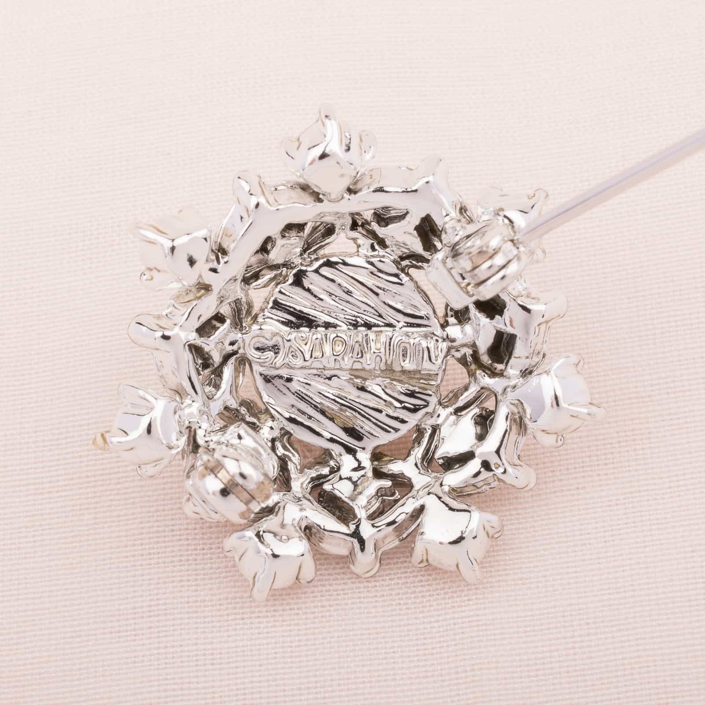 Sarah-Coventry-kleine-silberfarbene-Brosche-Signatur