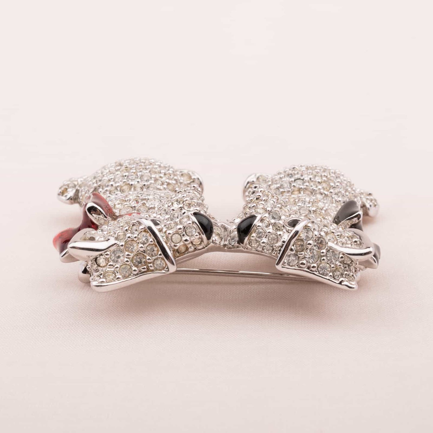 Swarovski-Vintage-Brosche-zwei-verliebte-Scottish-Terrier-liegend