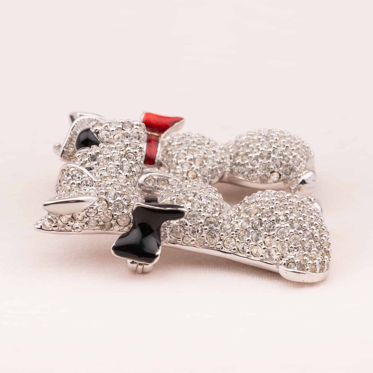 Swarovski-Vintage-Brosche-zwei-verliebte-Scottish-Terrier-Seitenansicht