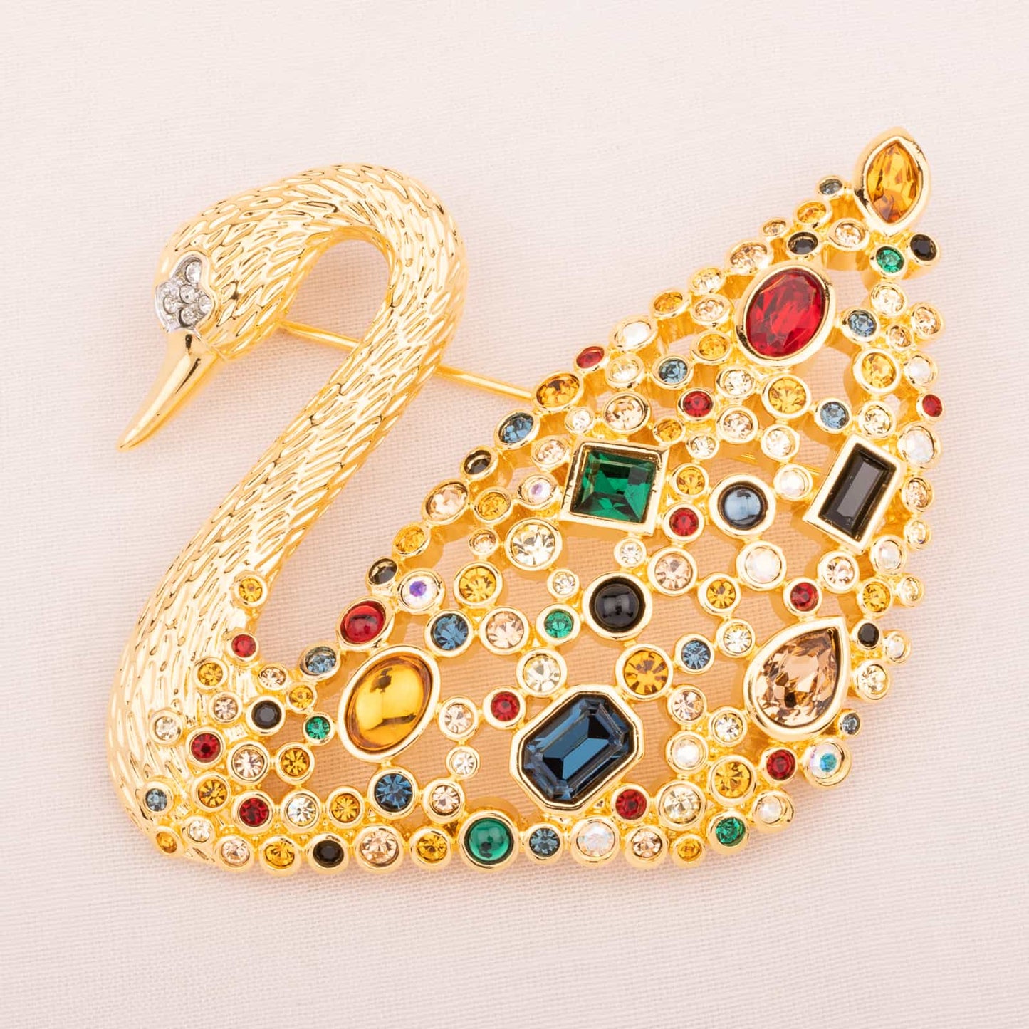Swarovski-Jubiläums-Schwan-Brosche-mit-bunten-Kristallsteinen