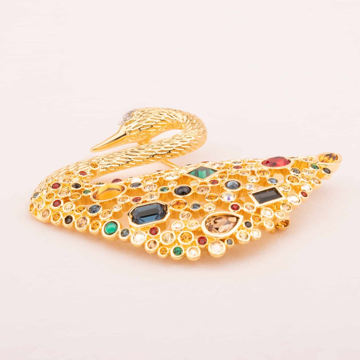 Swarovski-Jubiläums-Schwan-Brosche-mit-bunten-Kristallsteinen