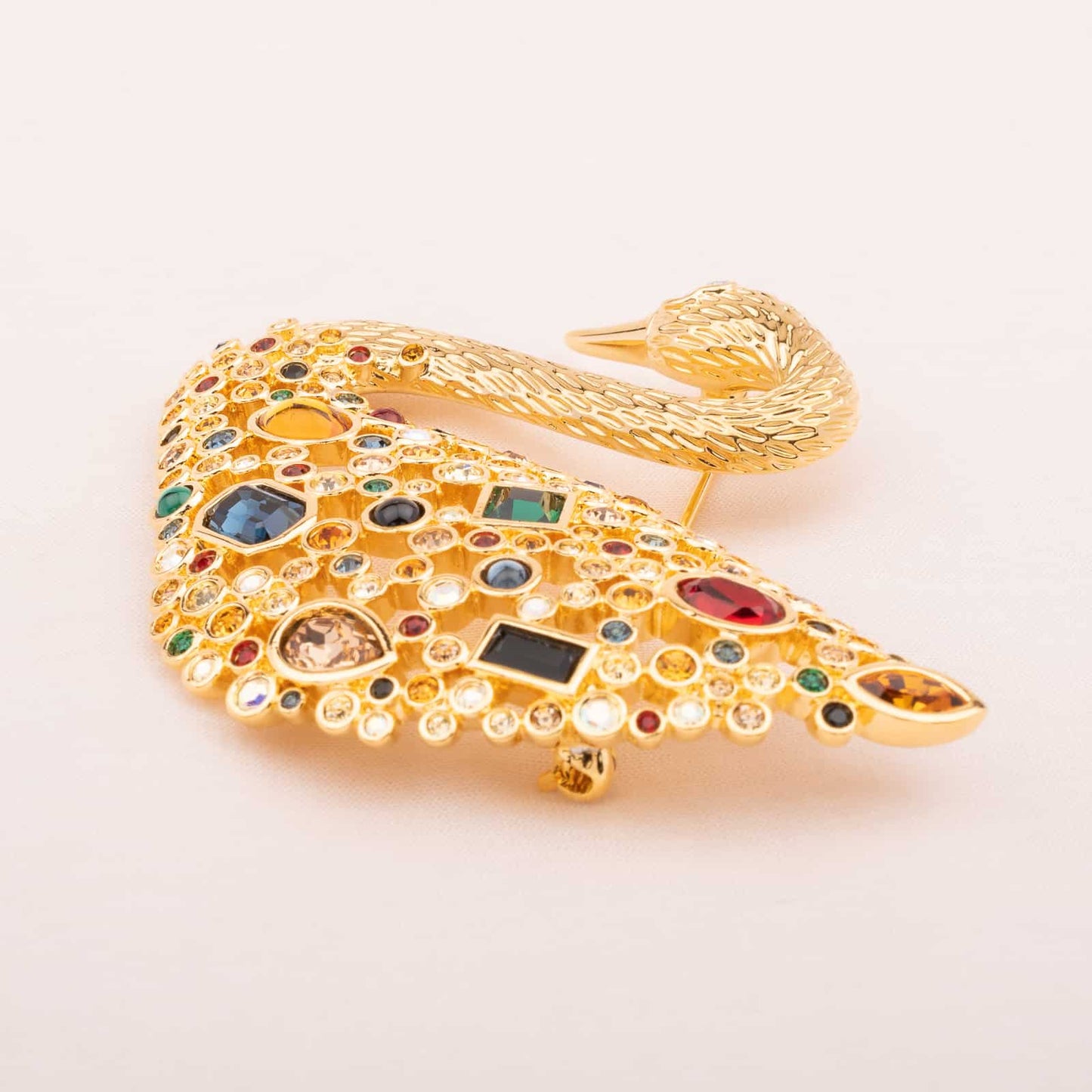 Swarovski-Jubiläums-Schwan-Brosche-mit-bunten-Kristallsteinen