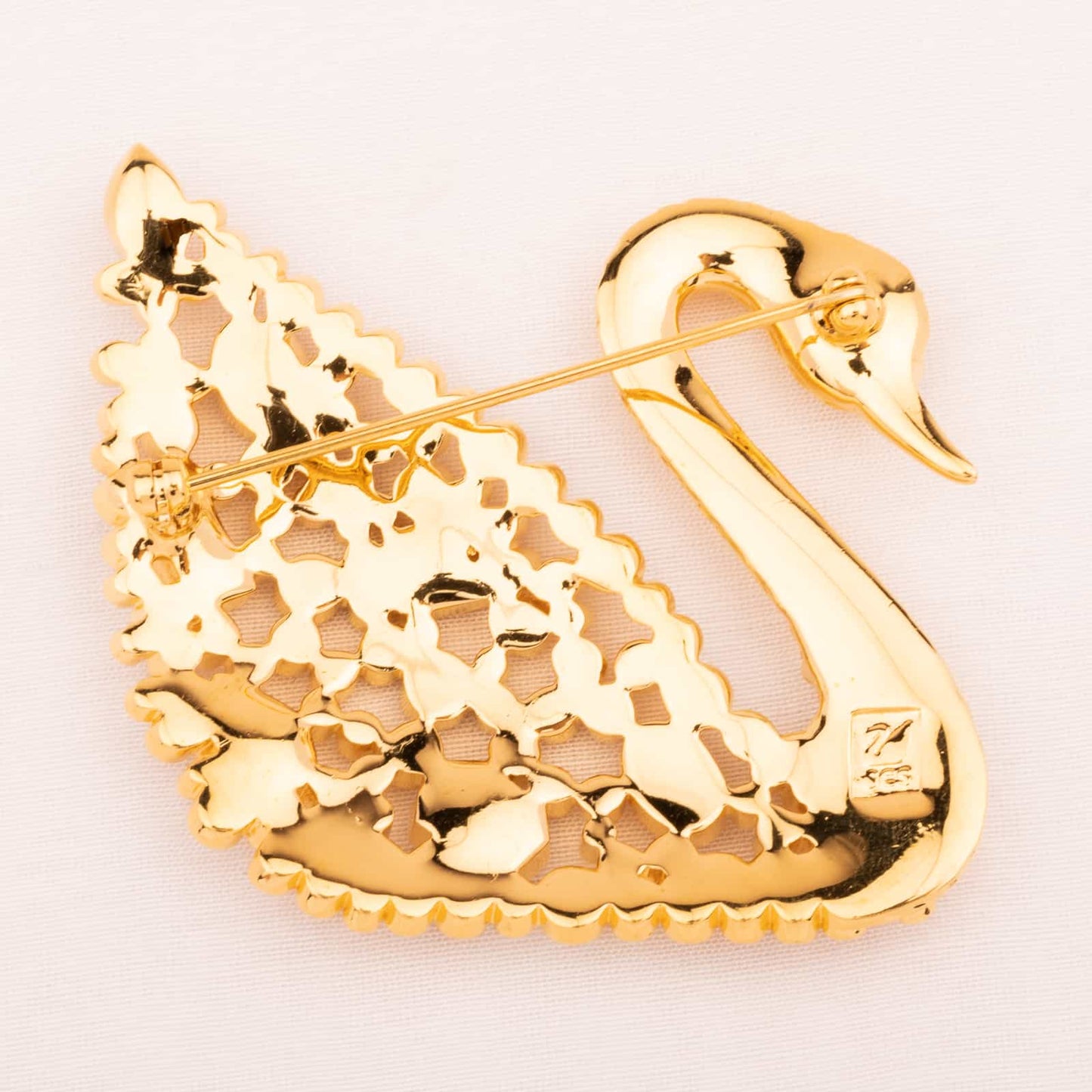 Swarovski-Jubiläums-Schwan-Brosche-Rückseite-mit-SCS-Signatur