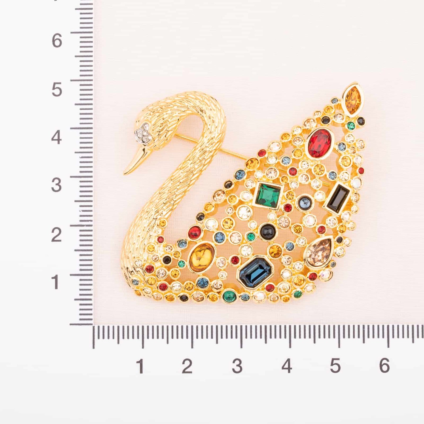 Swarovski-Jubiläums-Schwan-Brosche-mit-bunten-Kristallsteinen