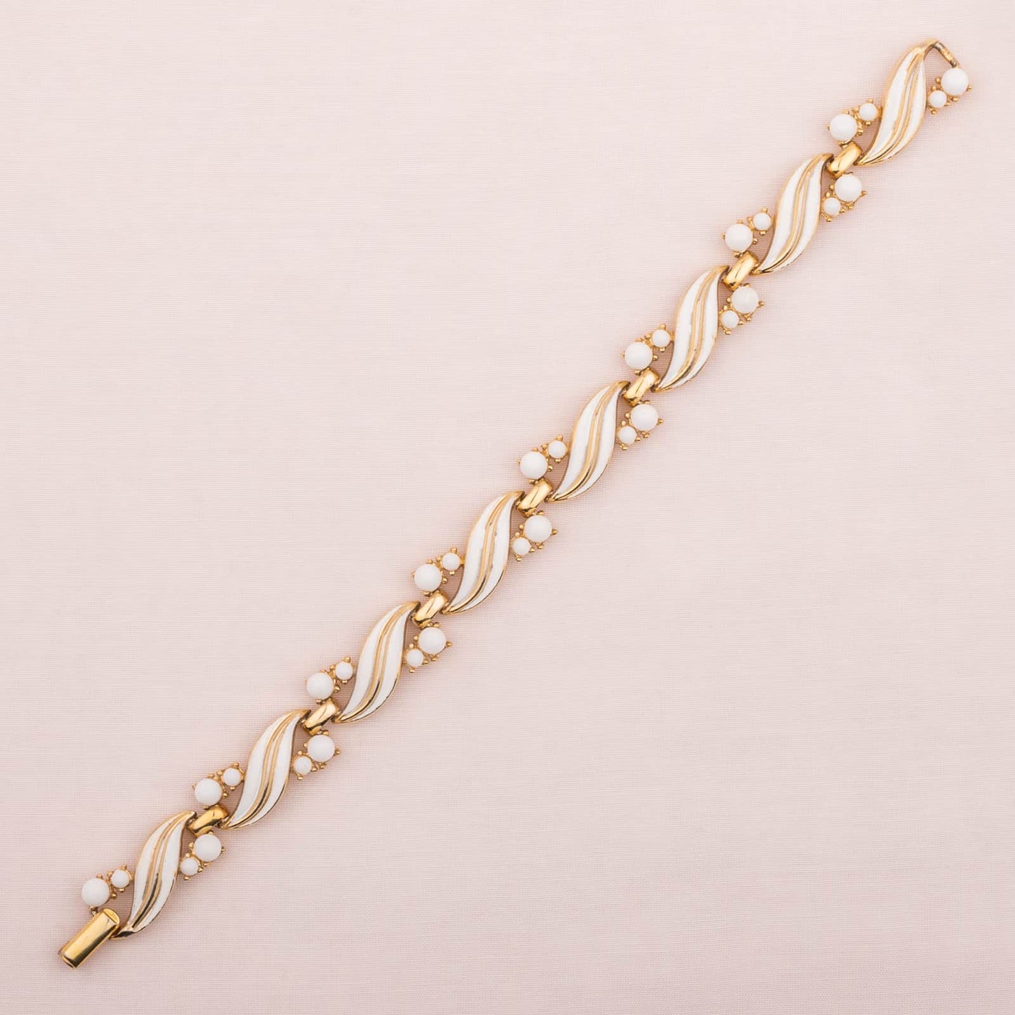 Weißes-Trifari-Armband-mit Perlen-60s
