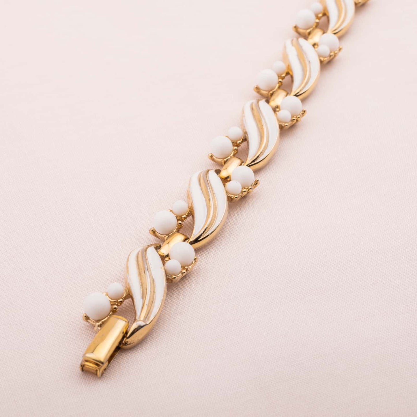 Weißes-Trifari-Armband-mit Perlen-60s