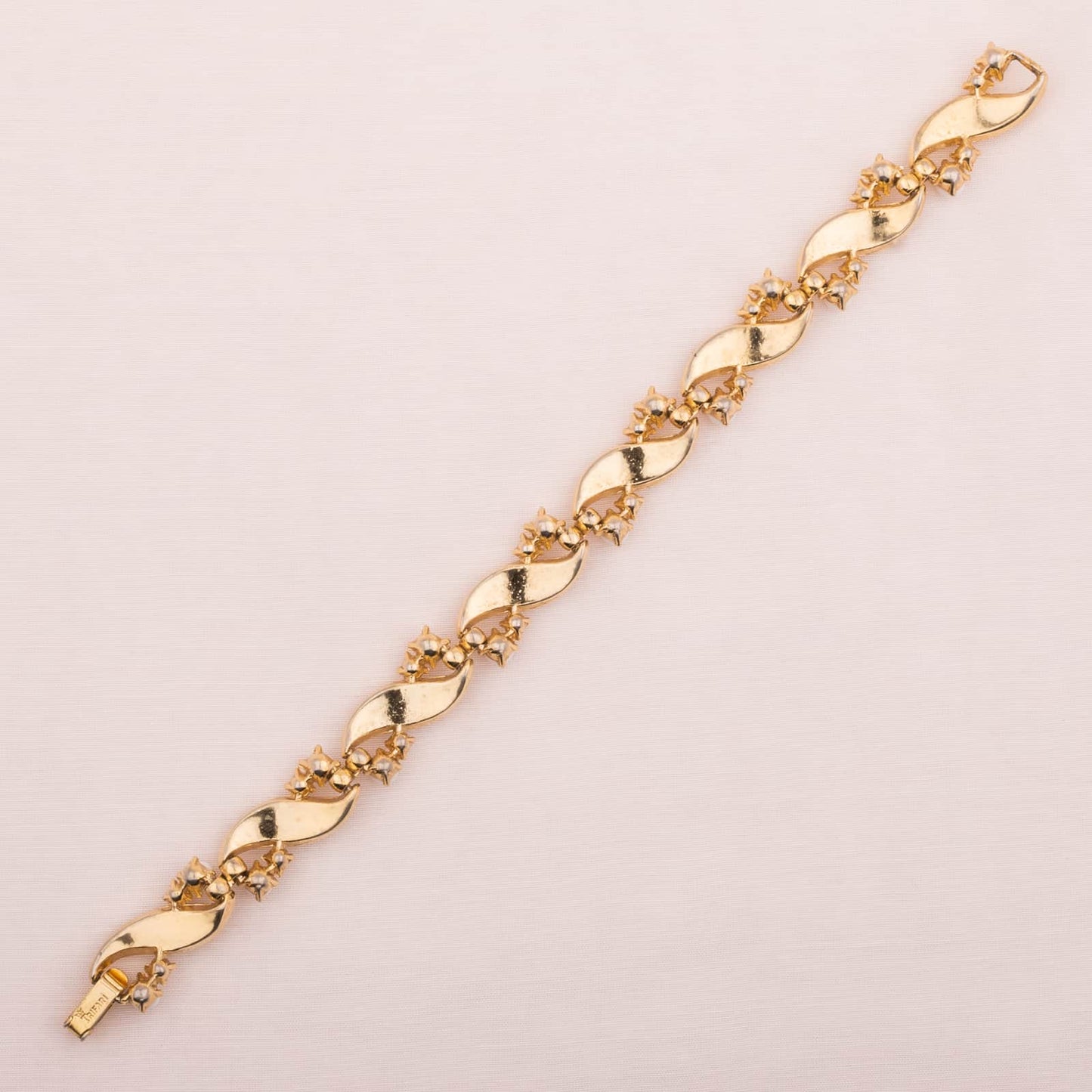 Weißes-Trifari-Armband-goldfarbene-Rückseite-60s
