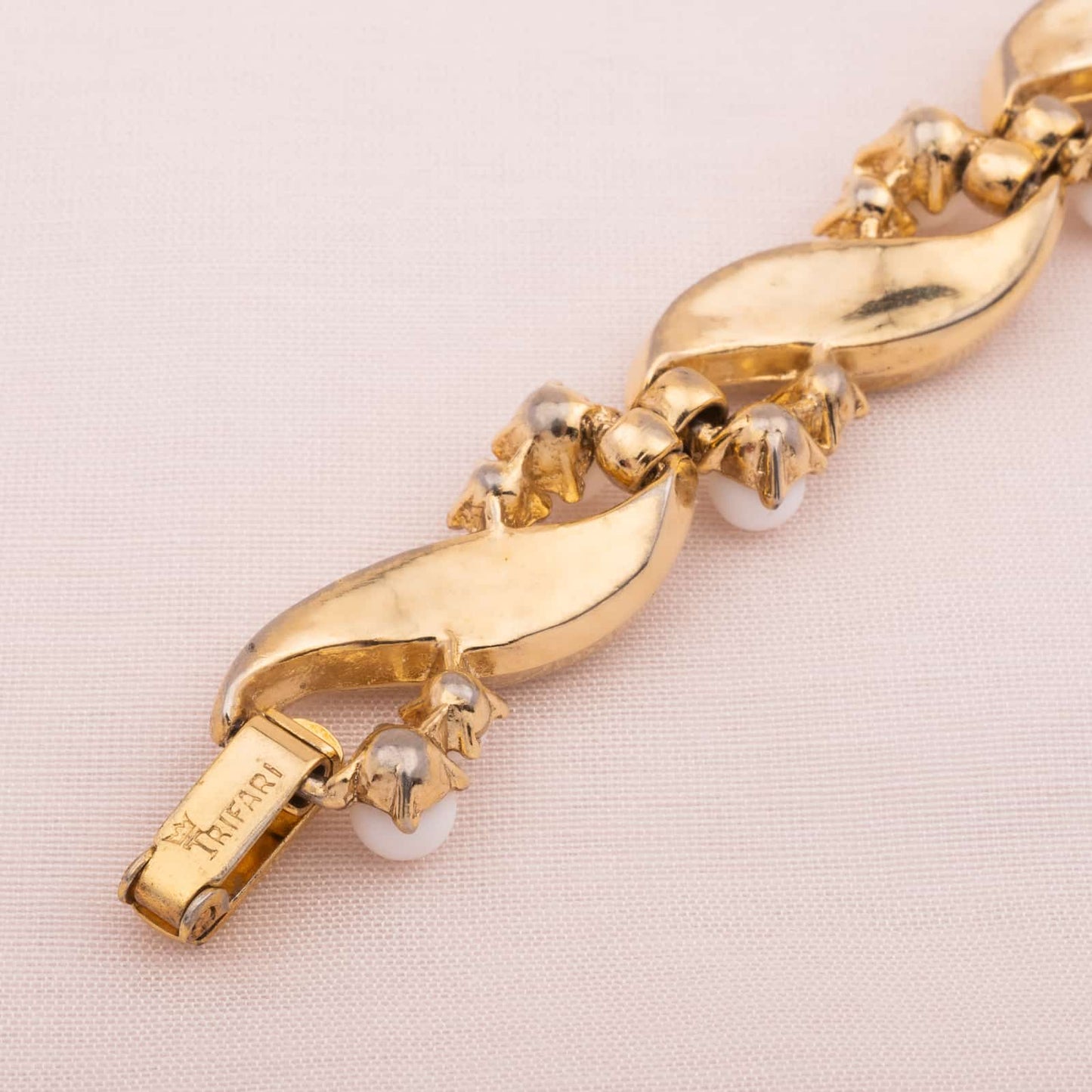 Weißes-Trifari-Armband-mit Perlen-60s-Signatur