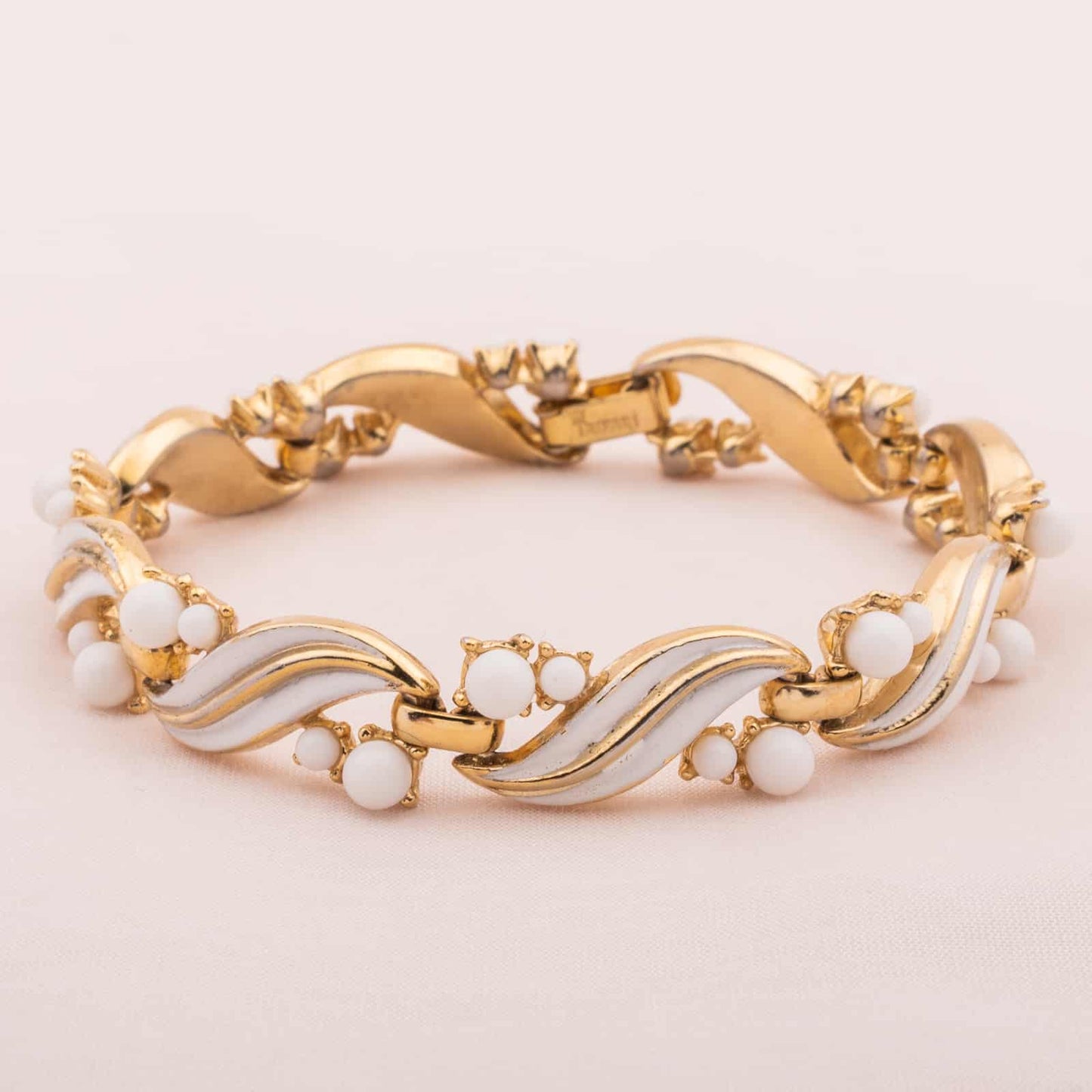 Weißes-Trifari-Armband-mit Perlen-60s