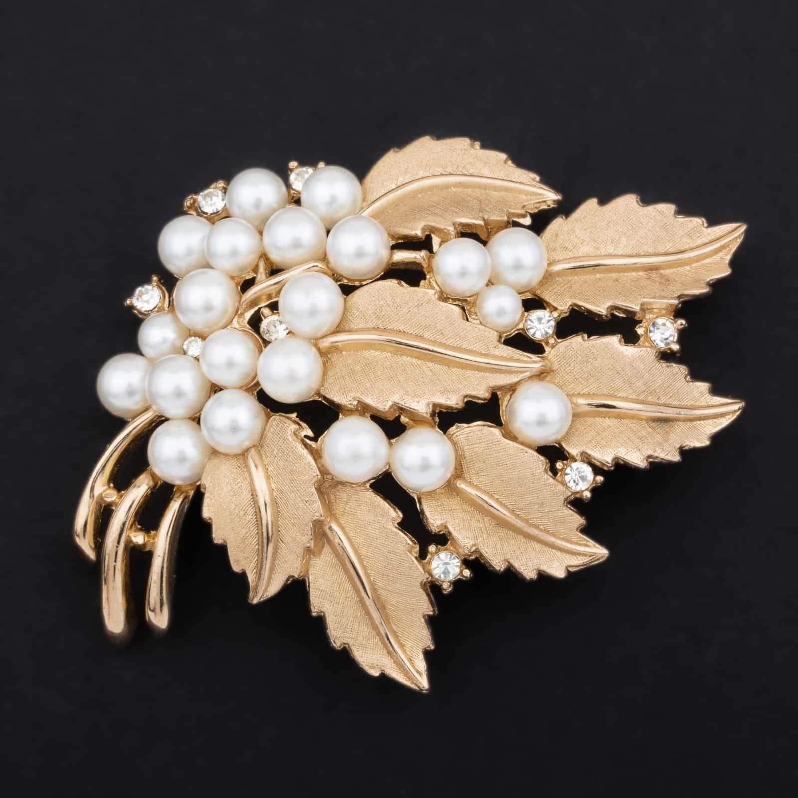 Large brooch by TRIFARI with pearls and rhinestones – Find Vintage