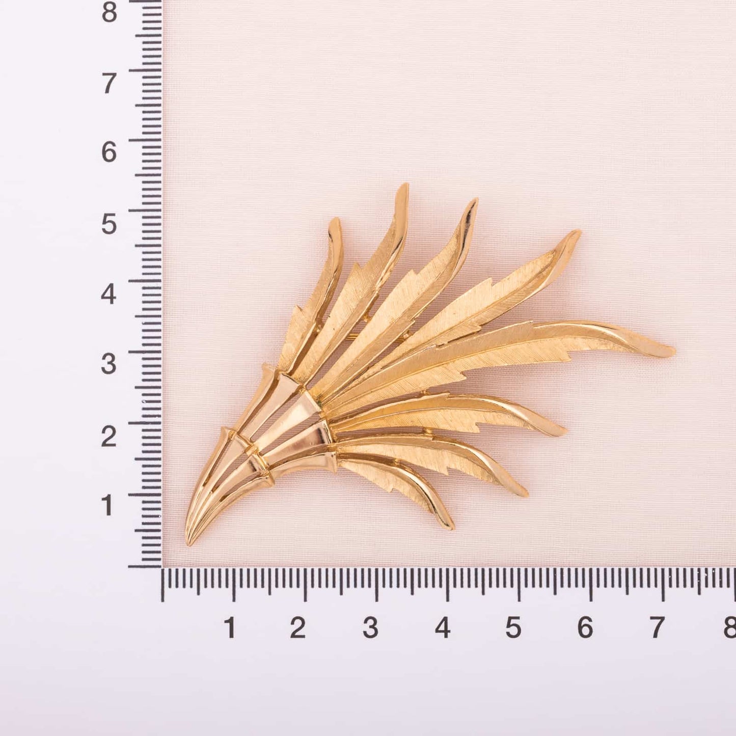 Florale goldfarbene Brosche von Trifari