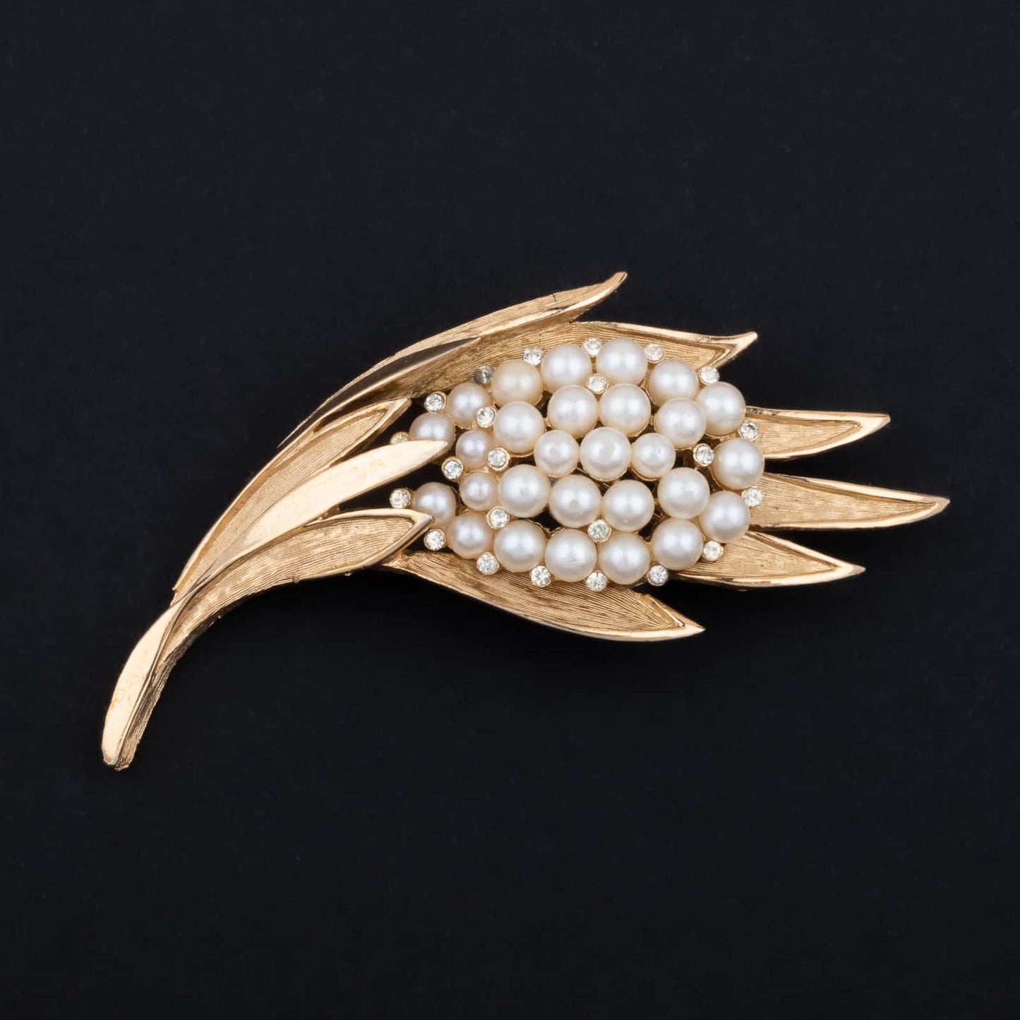 Trifari-florale-Brosche-mit-Perlen-und-Strass