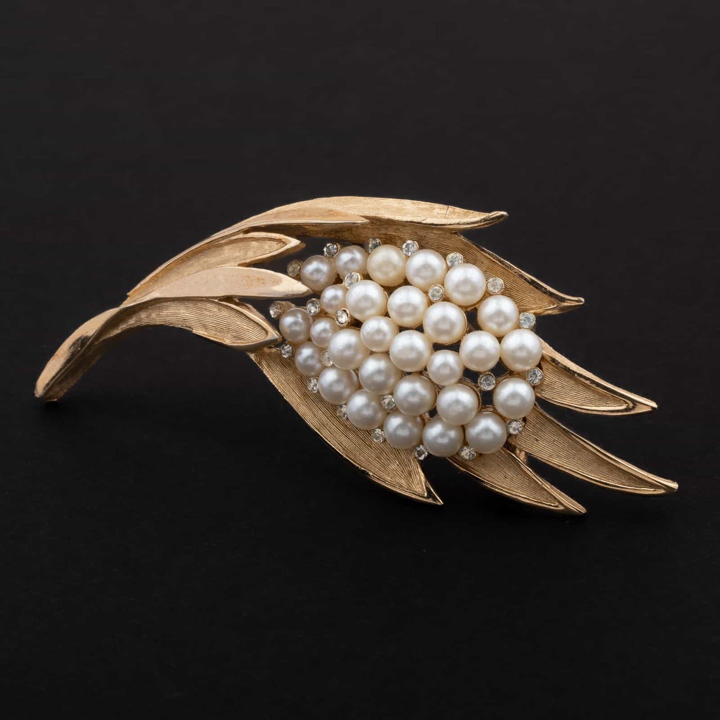Trifari-florale-Brosche-mit-Perlen-und-Strass