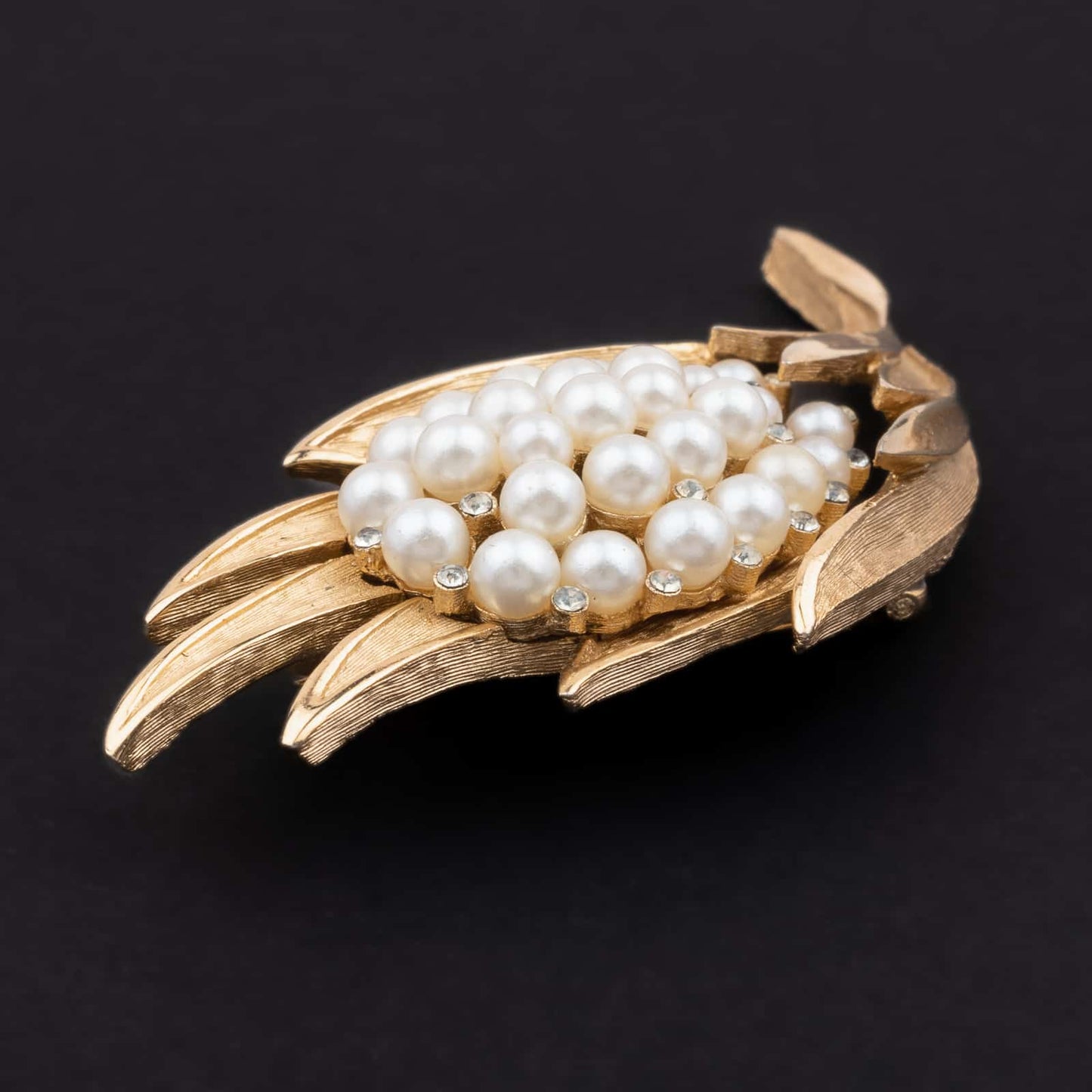 Trifari-florale-Brosche-mit-Perlen-und-Strass