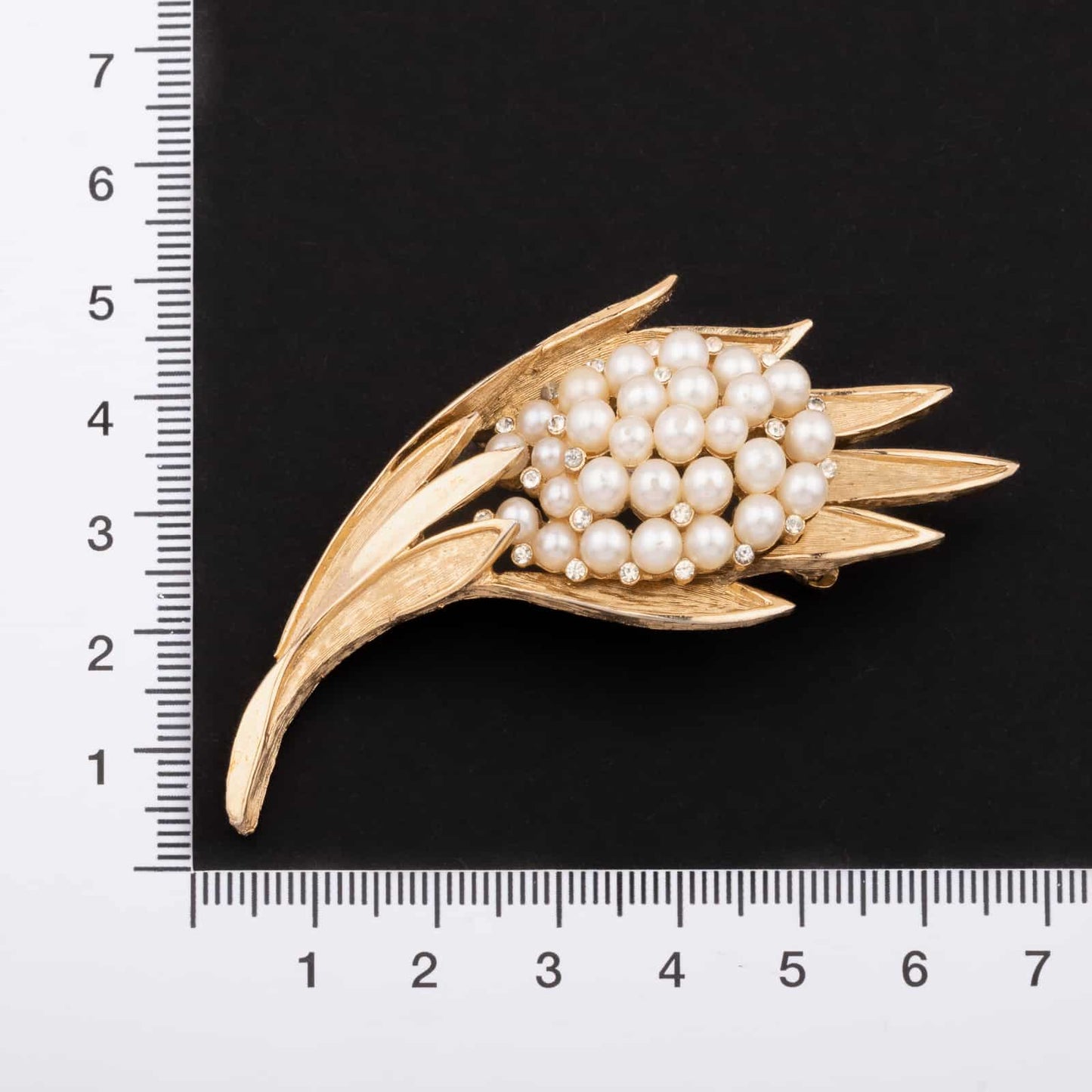 Trifari-florale-Brosche-mit-Perlen-und-Strass