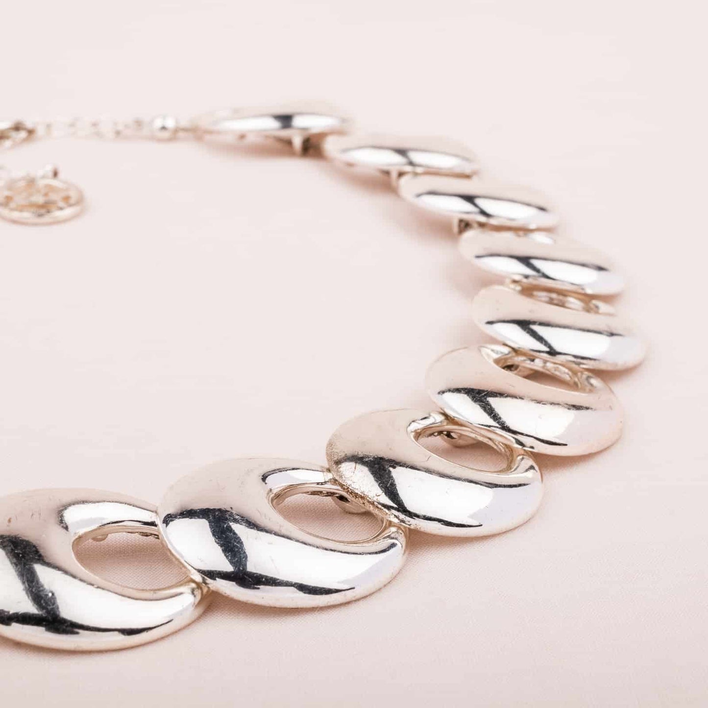 Trifari-silberfarbenes-Collier-ovale-Metallelemente-90s