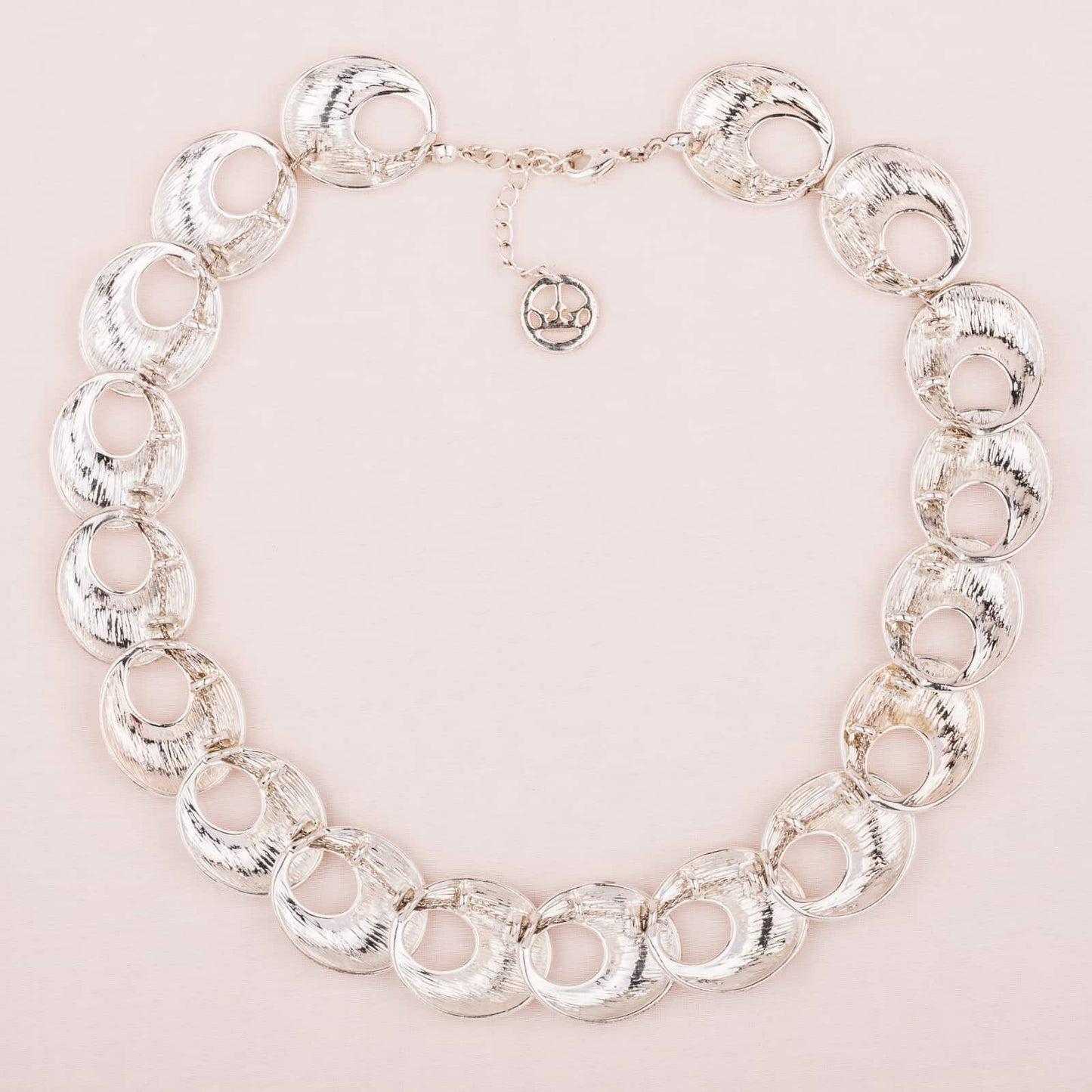 Trifari-silberfarbenes-Collier-ovale-Metallelemente-90s-Rückseite