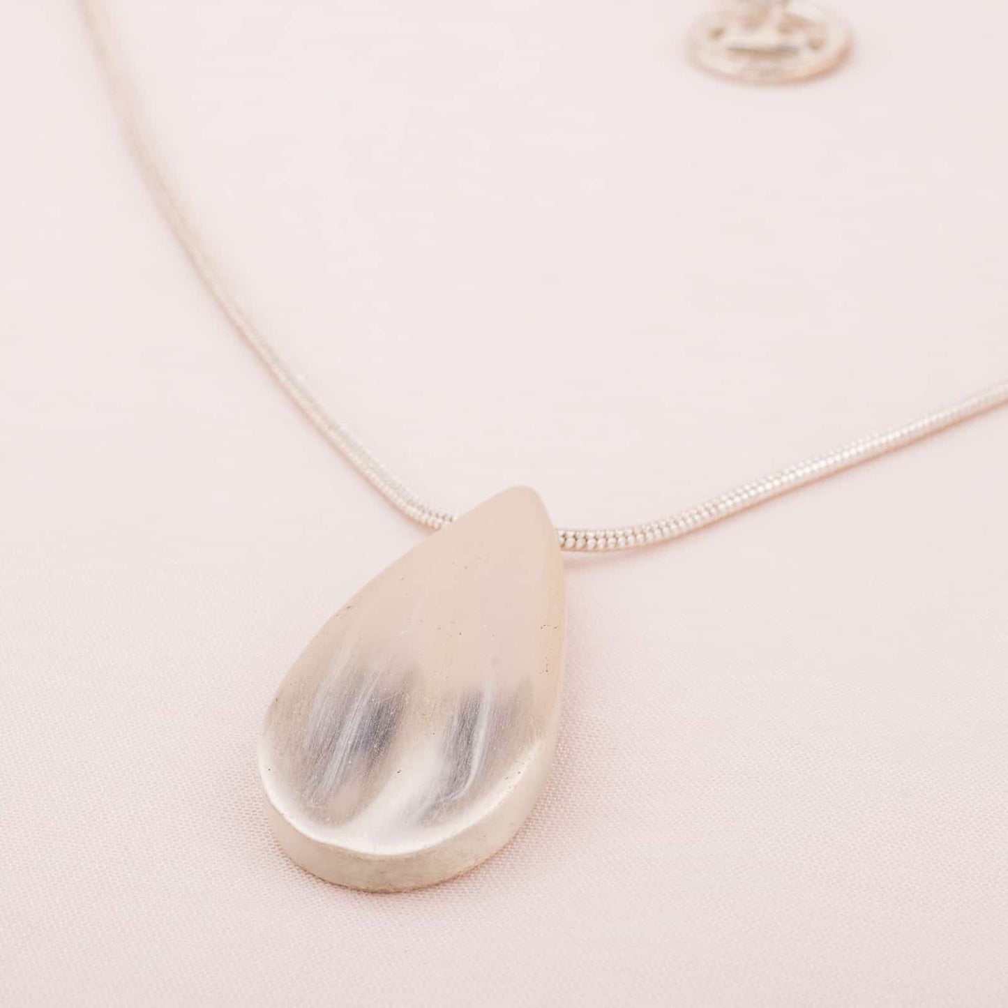 Trifari-Kette-silberfarben-Metalltropfen-Anhänger