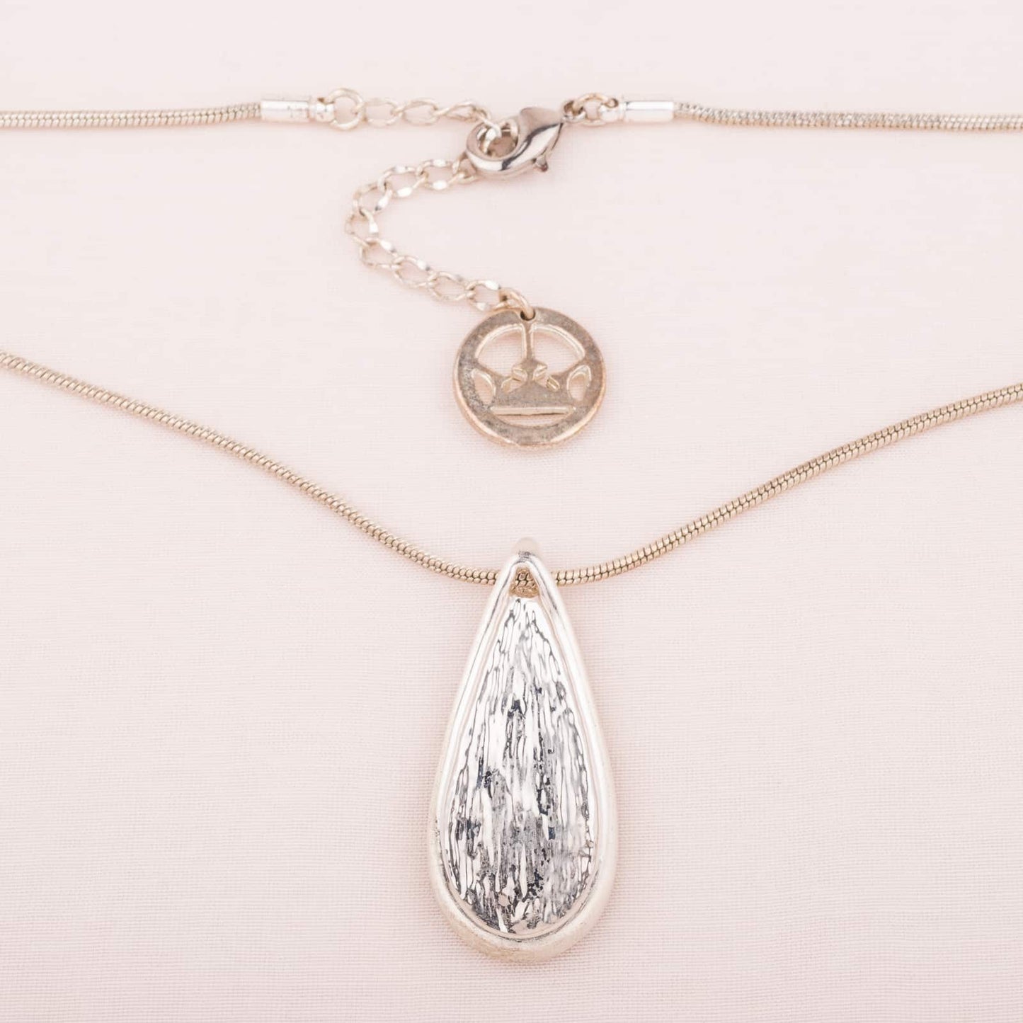 Trifari-Kette-silberfarben-Metalltropfen-Anhänger-Rückseite