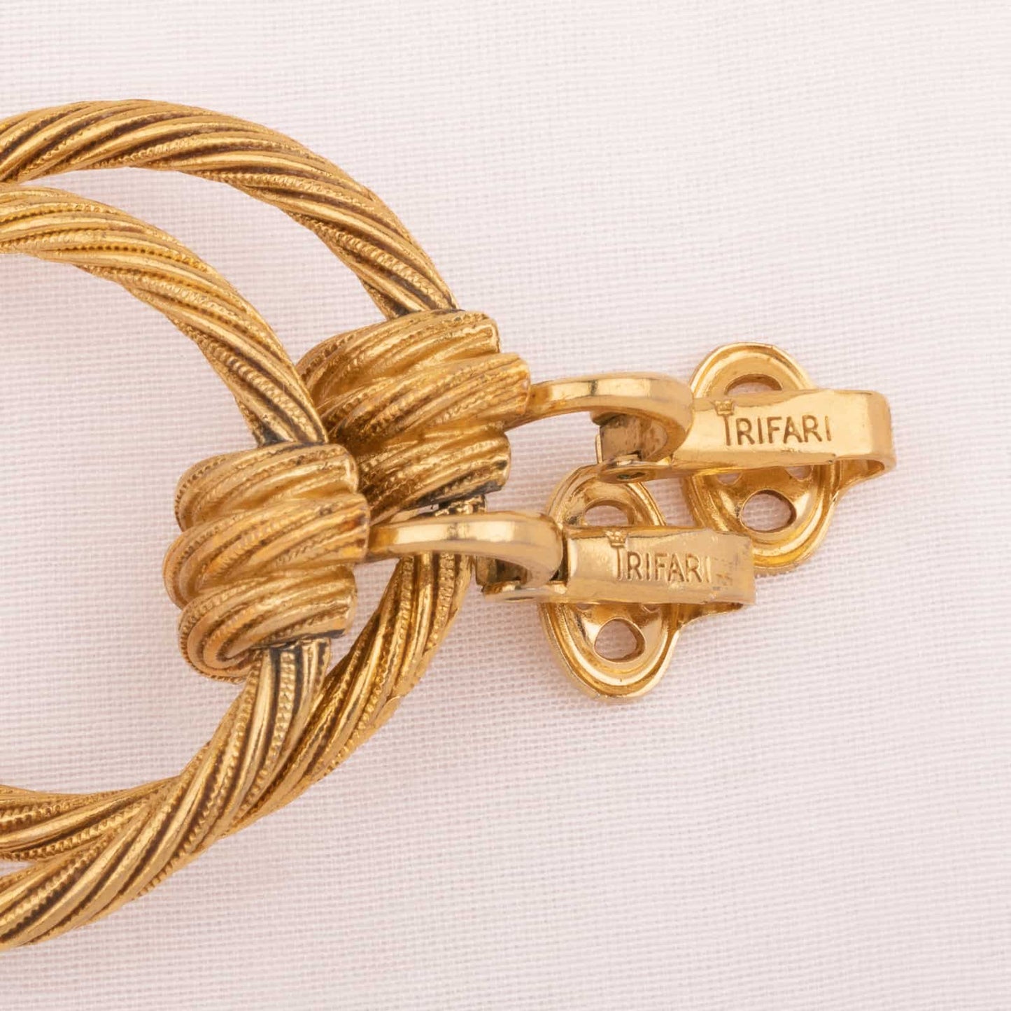 Trifari-Vintage-Kreolen-Ohrclips-Signatur-mit-Krone