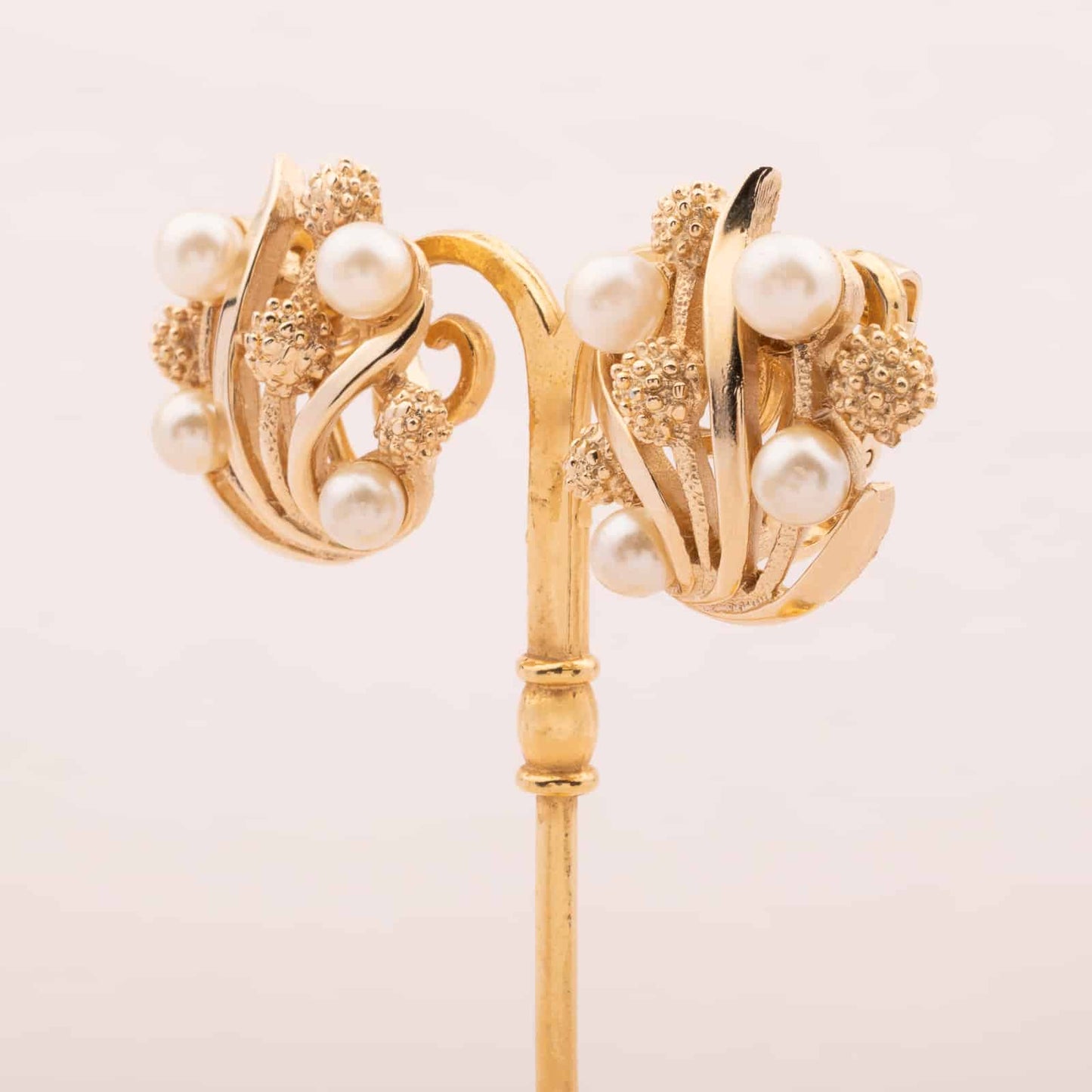 Trifari-Ohrclips-floral-mit-Perlen-60s