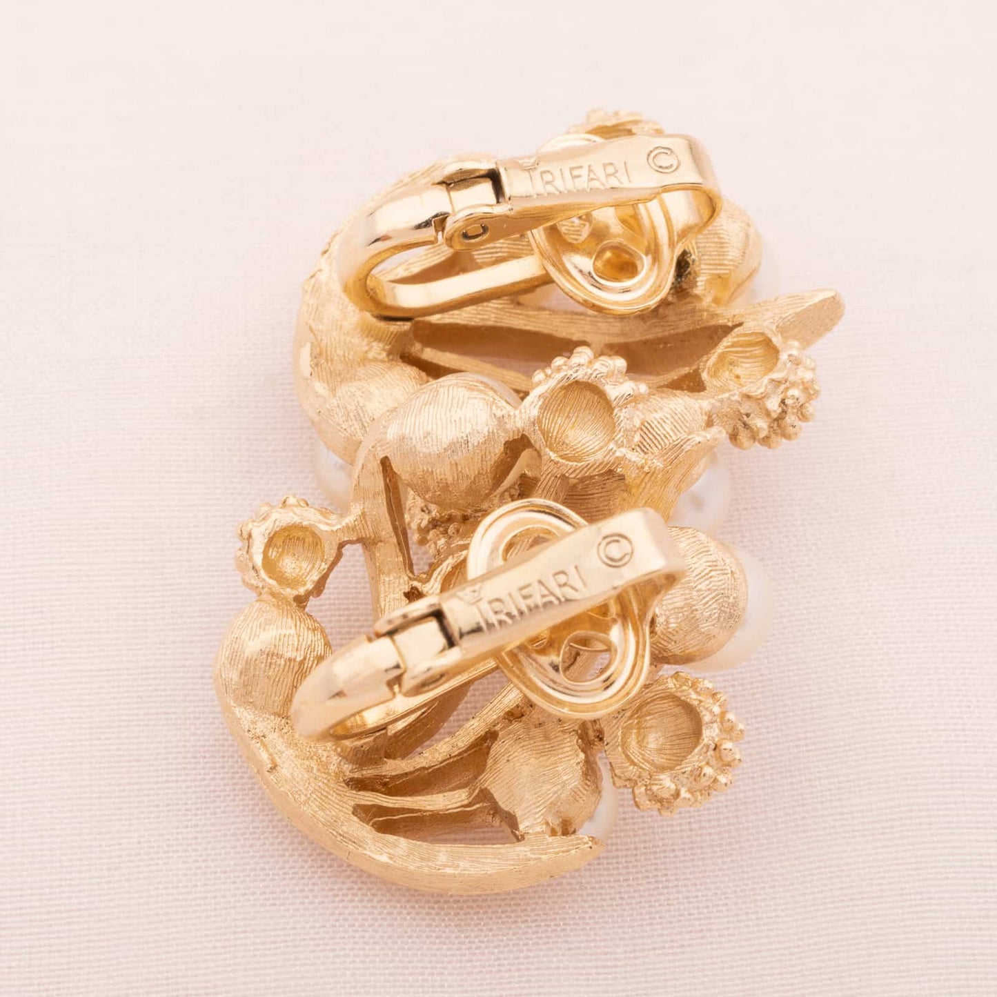 Trifari-Ohrclips-floral-mit-Perlen-60s-Signatur
