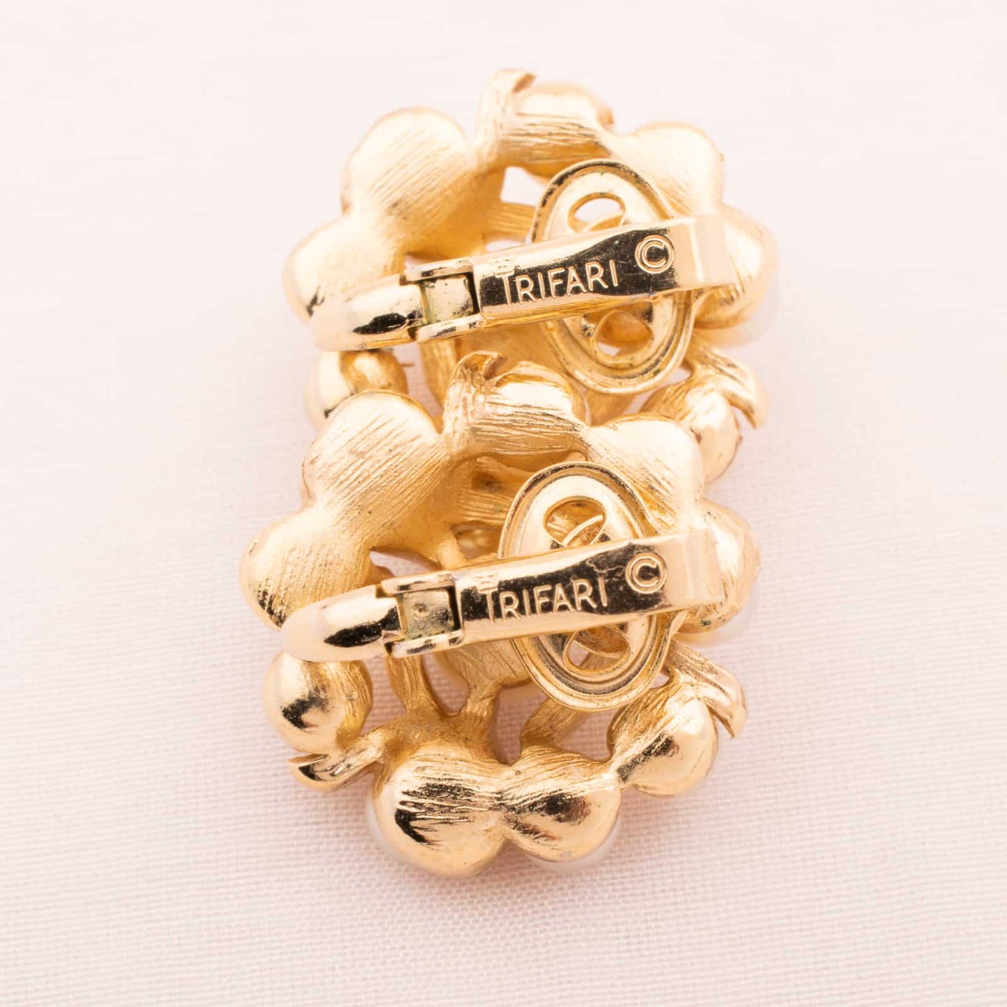 Trifari-Perlen-Ohrclips-floral-60s-Signatur