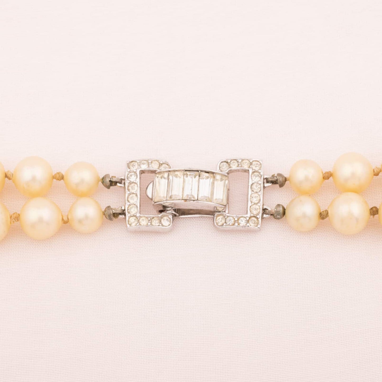 Trifari-Perlenkette-zweireihig-mit-Strass-Verschluss-40s-50s