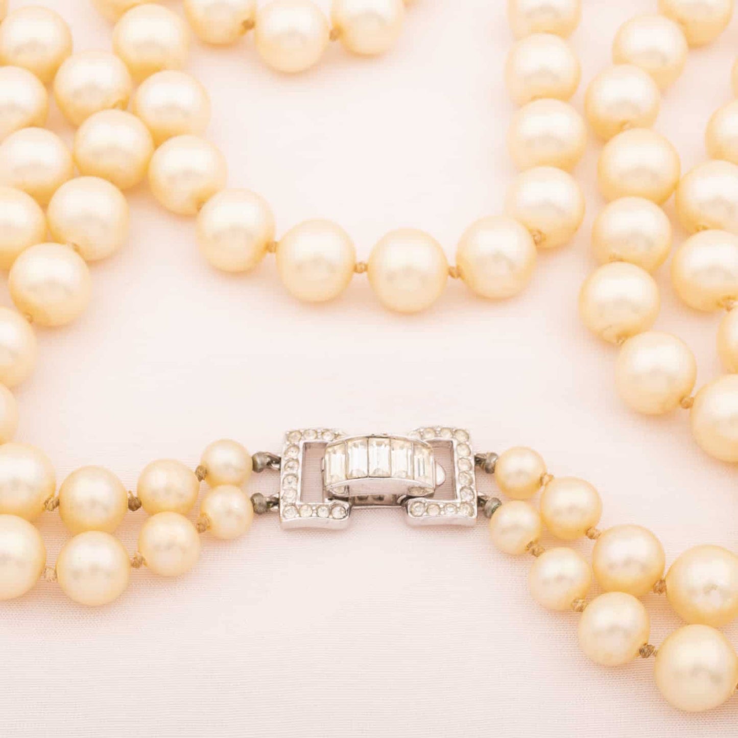 Trifari-Perlenkette-zweireihig-mit-Strass-Verschluss-40s-50s