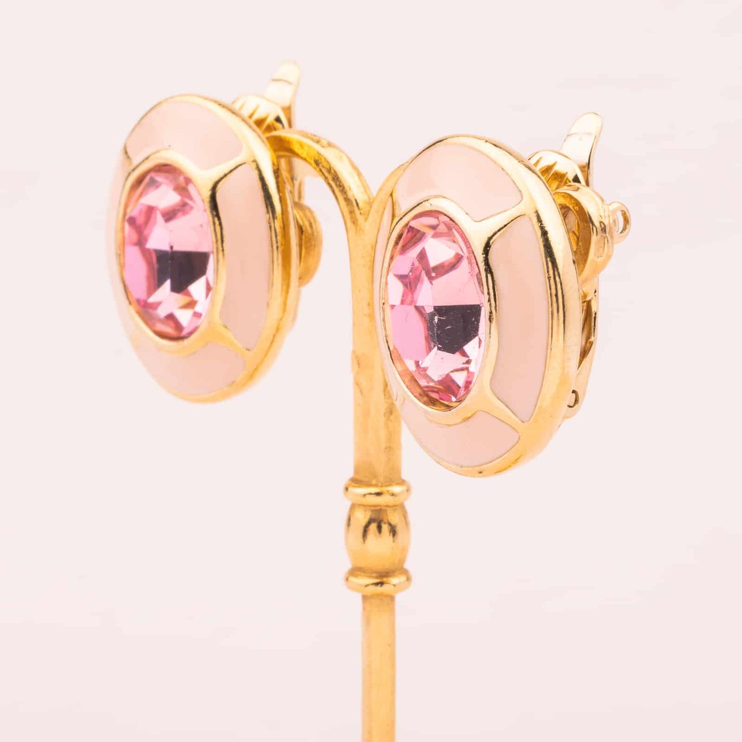 Rosa Trifari Ohrclips mit ovalem Strassstein