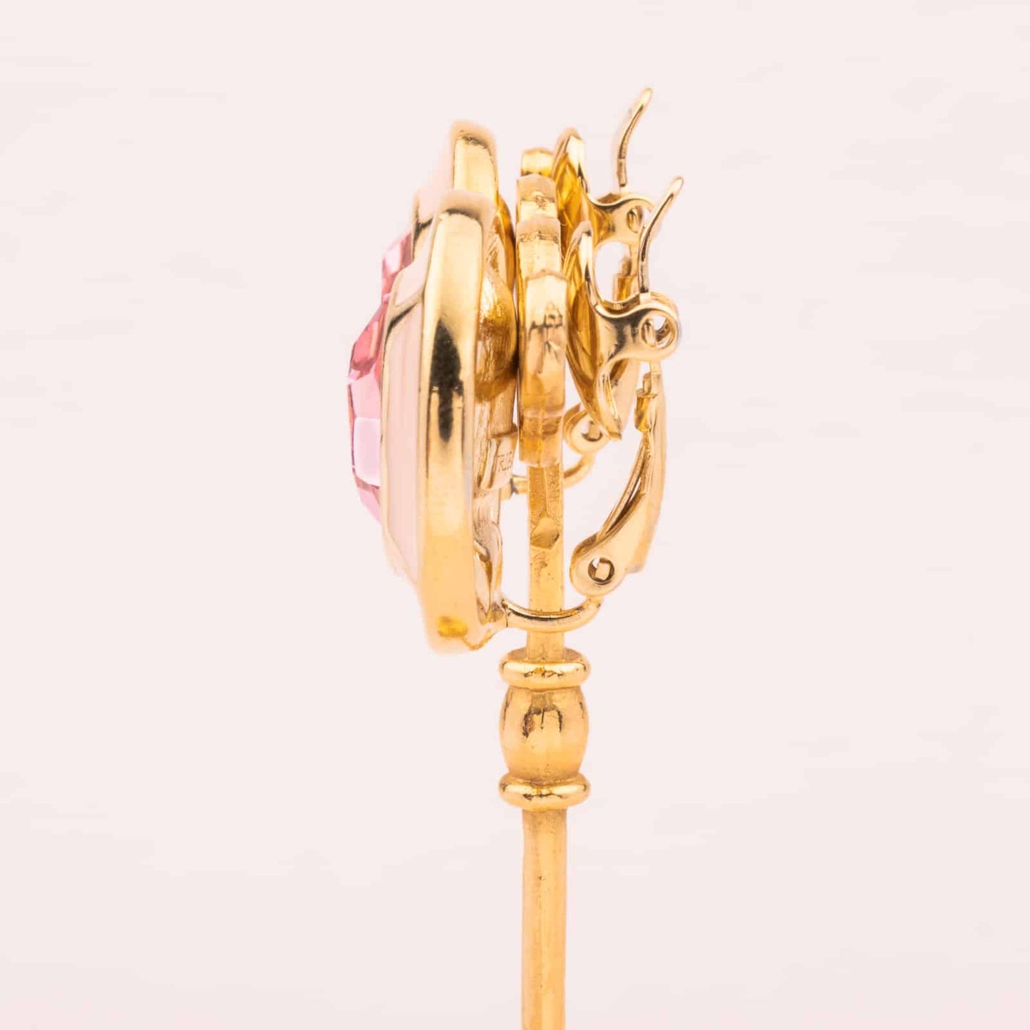 Rosa Trifari Ohrclips mit ovalem Strassstein Seitenansicht