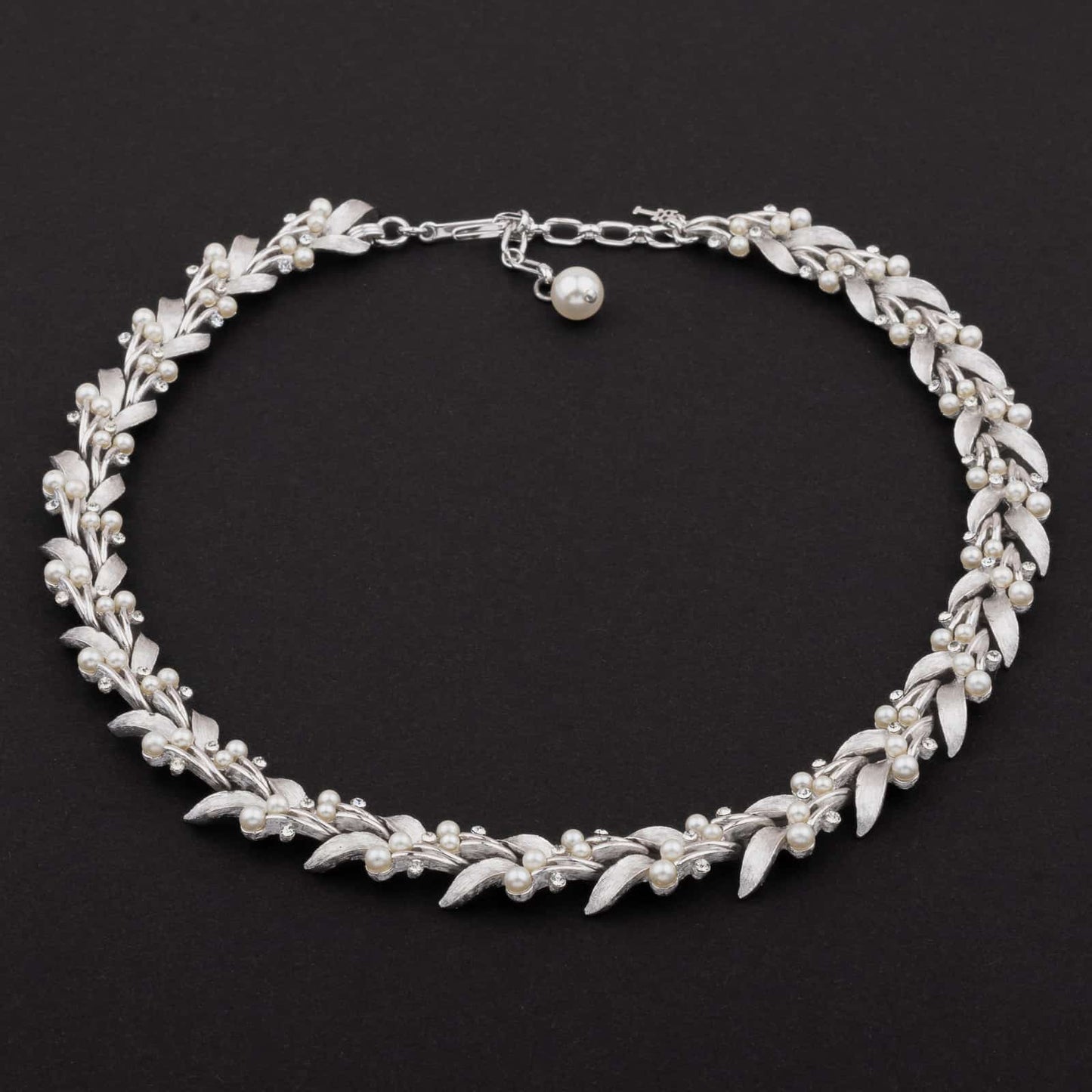 Trifari-silberfarbene-Halskette-mit-Perlen-und-Strass