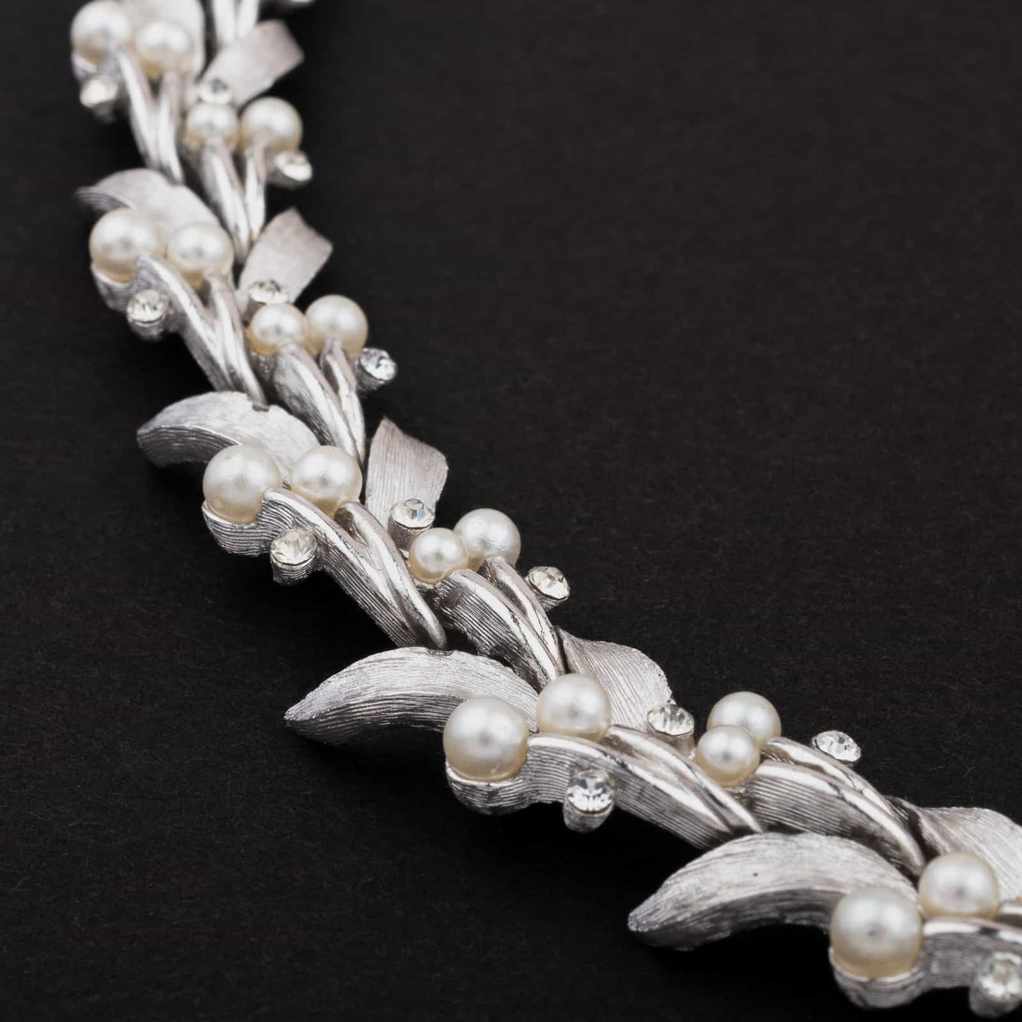 Trifari-silberfarbene-Halskette-mit-Perlen-und-Strass