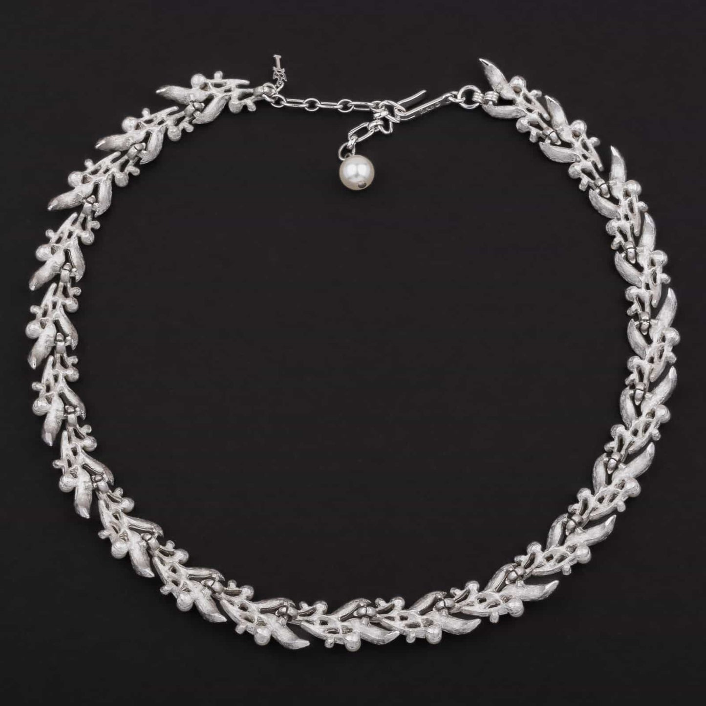 Trifari-silberfarbene-Halskette-mit-Perlen-und-Strass-Rückseite