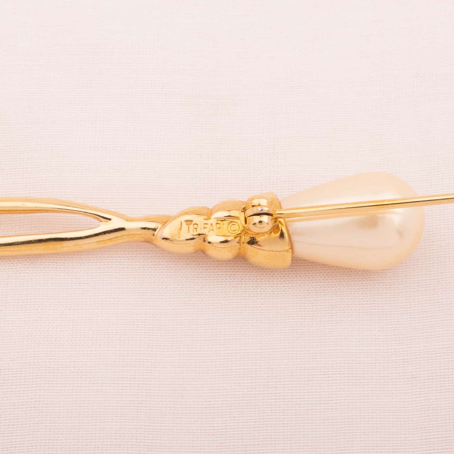Trifari-Brosche-mit-Tropfen-Perle-Signatur