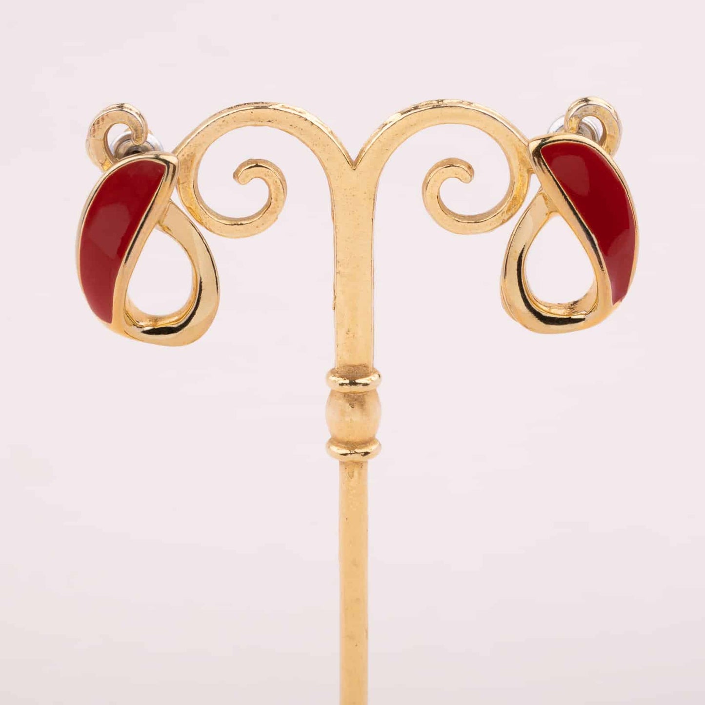 Trifari-vergoldete-Vintage-Ohrringe-rote-Emaille