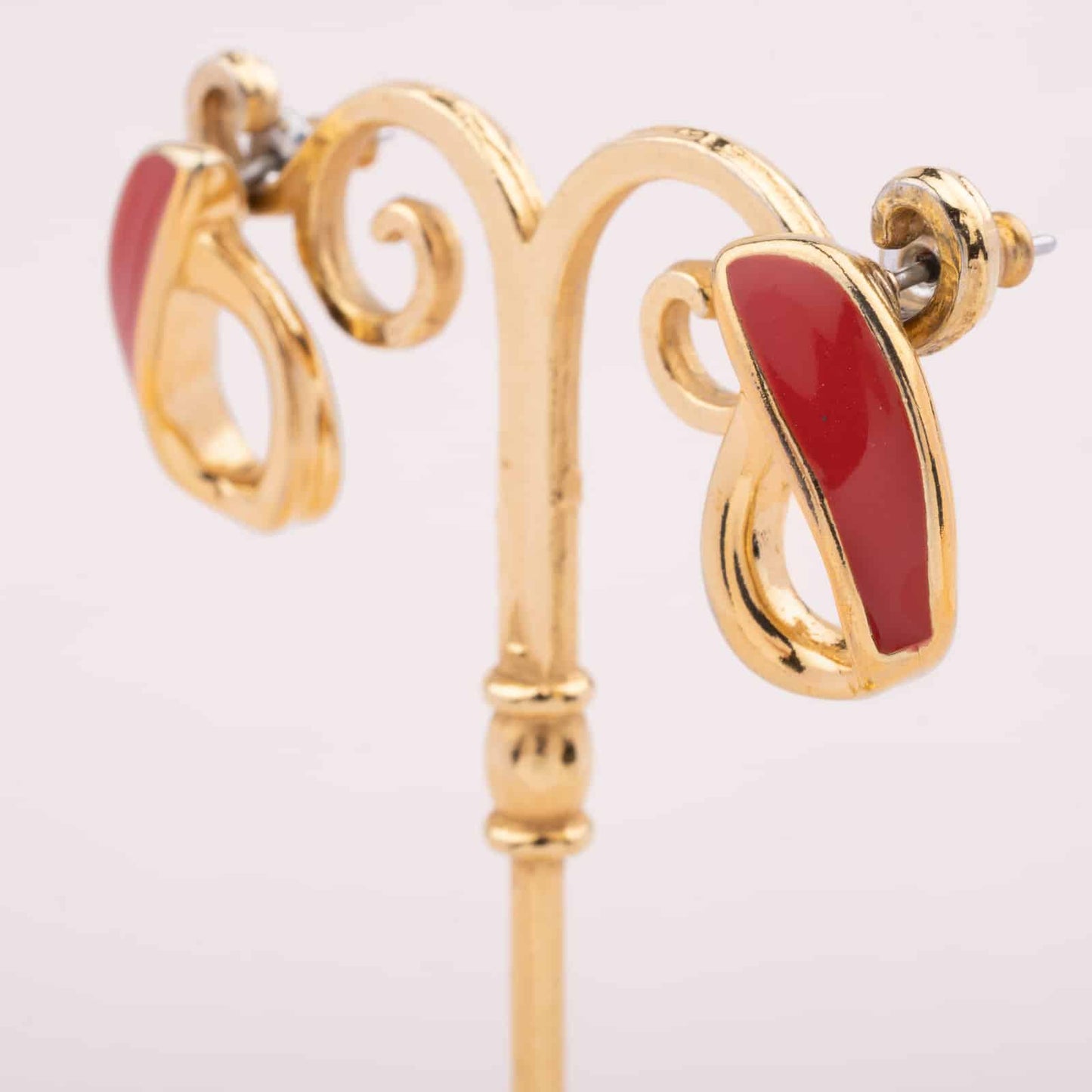 Trifari-vergoldete-Vintage-Ohrringe-rote-Emaille