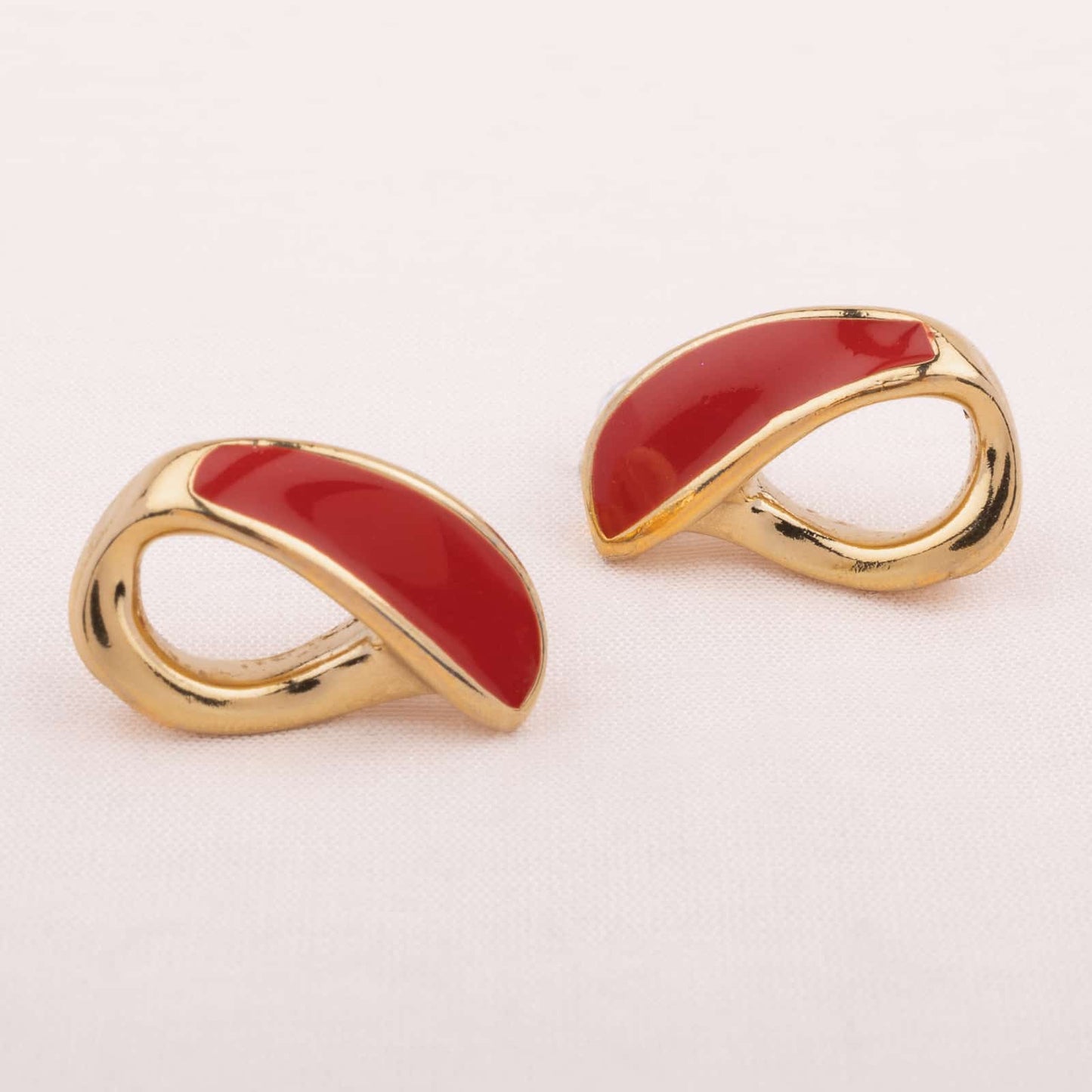Trifari-vergoldete-Vintage-Ohrringe-rote-Emaille