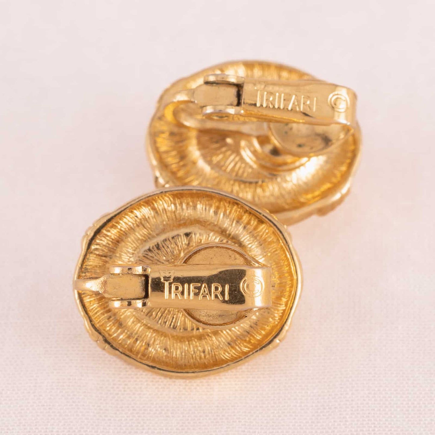 Trifari-ovale-Vintage-Perlen-Ohrclips-Rückseiten-Signatur