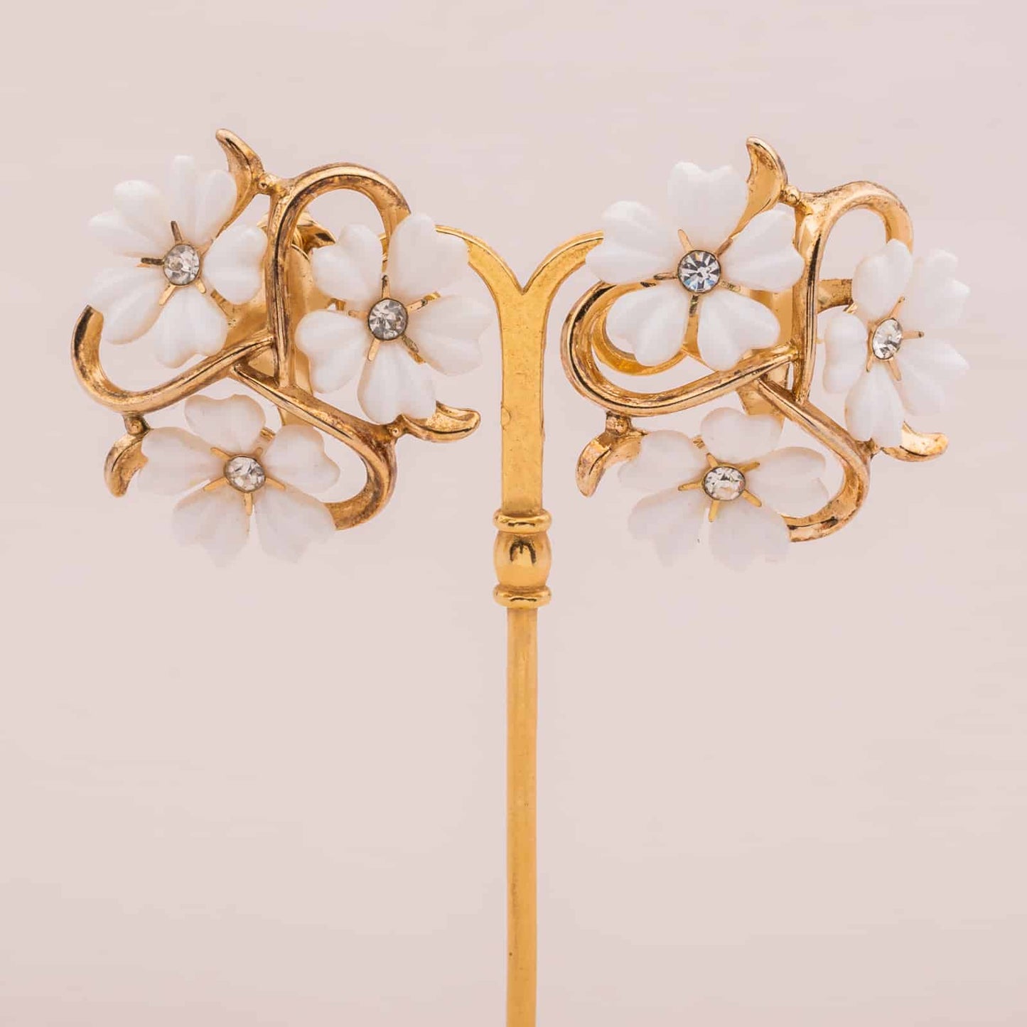 Trifari-weiße-Blumen-Ohrclips-50s-60s