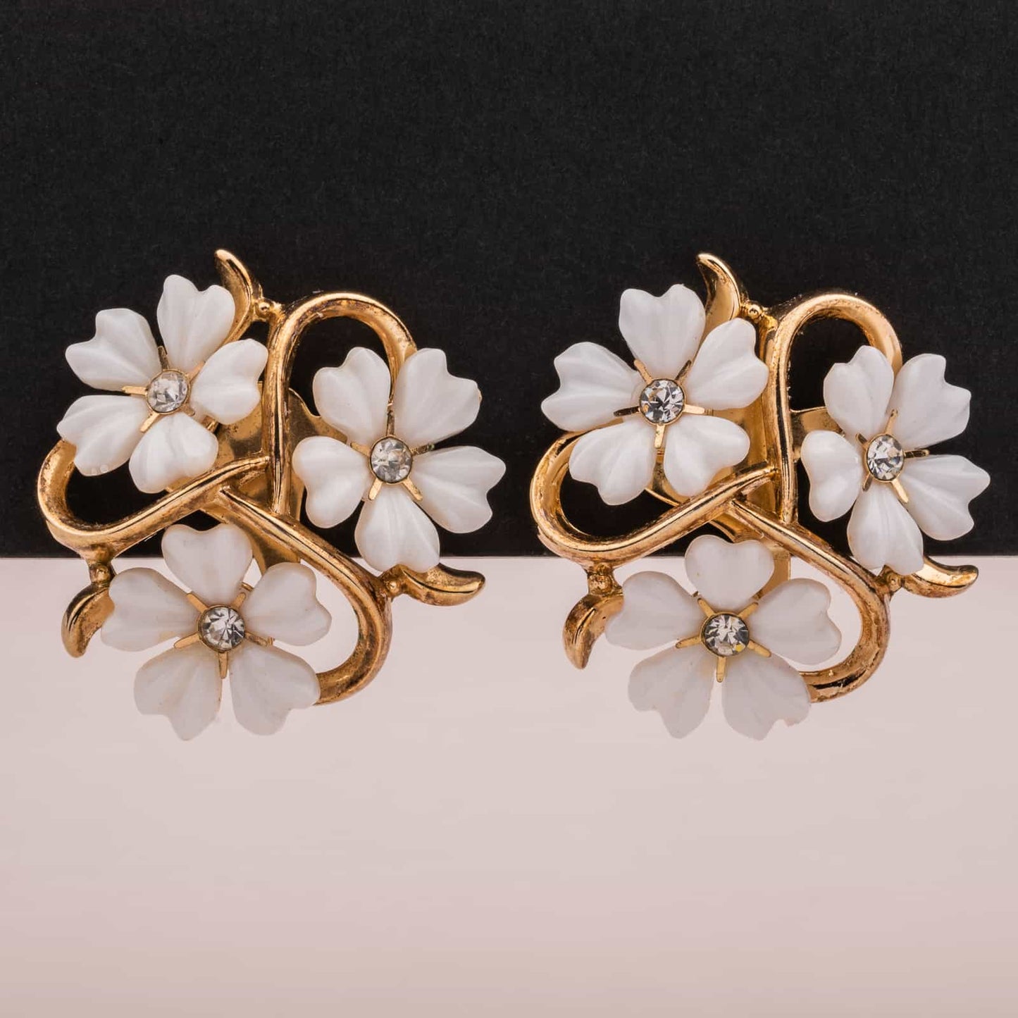 Trifari-weiße-Blumen-Ohrclips-50s-60s